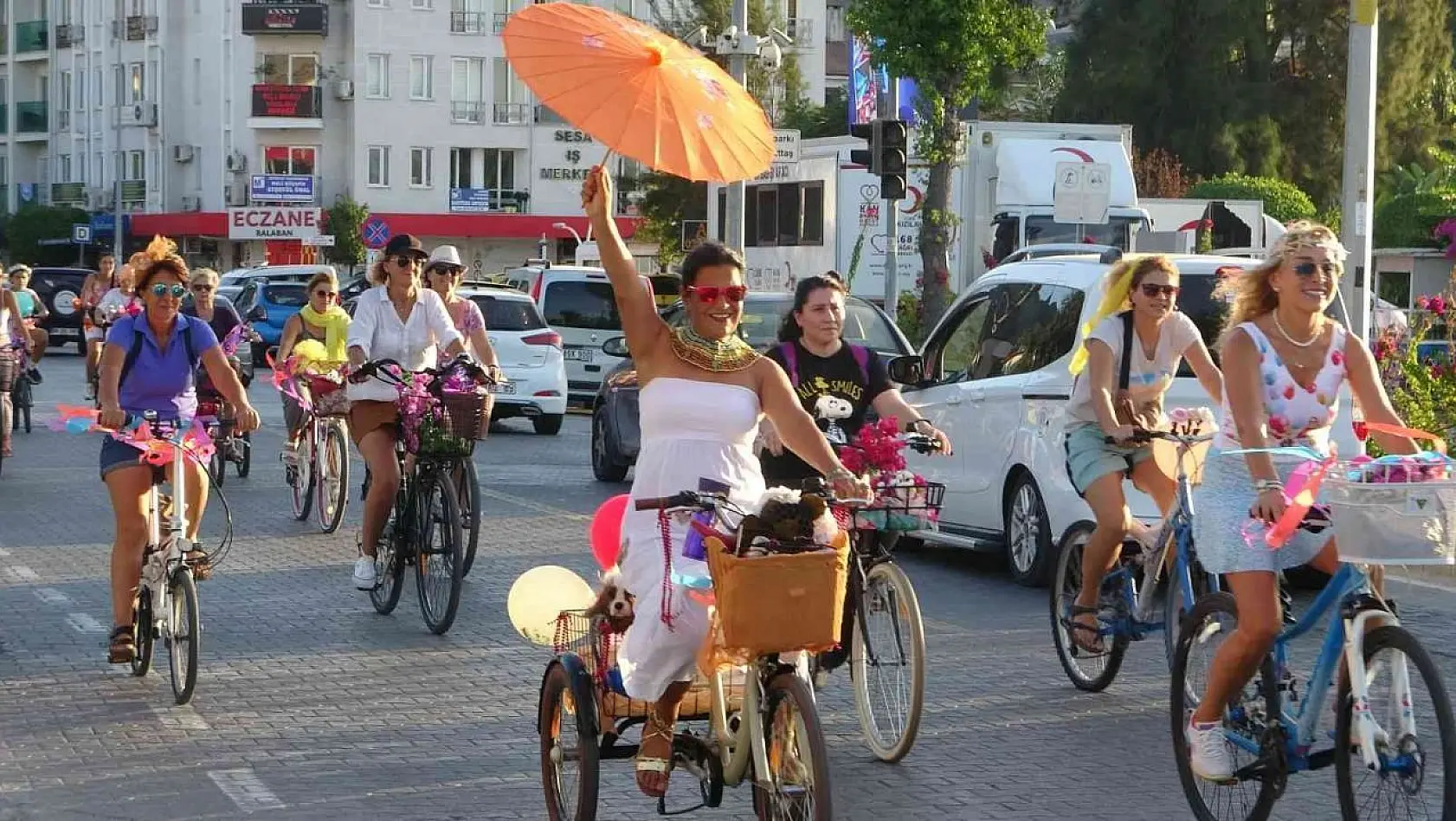 Fethiye'de 'Süslü Kadınlar Bisiklet Turu' renkli görüntülere sahne oldu