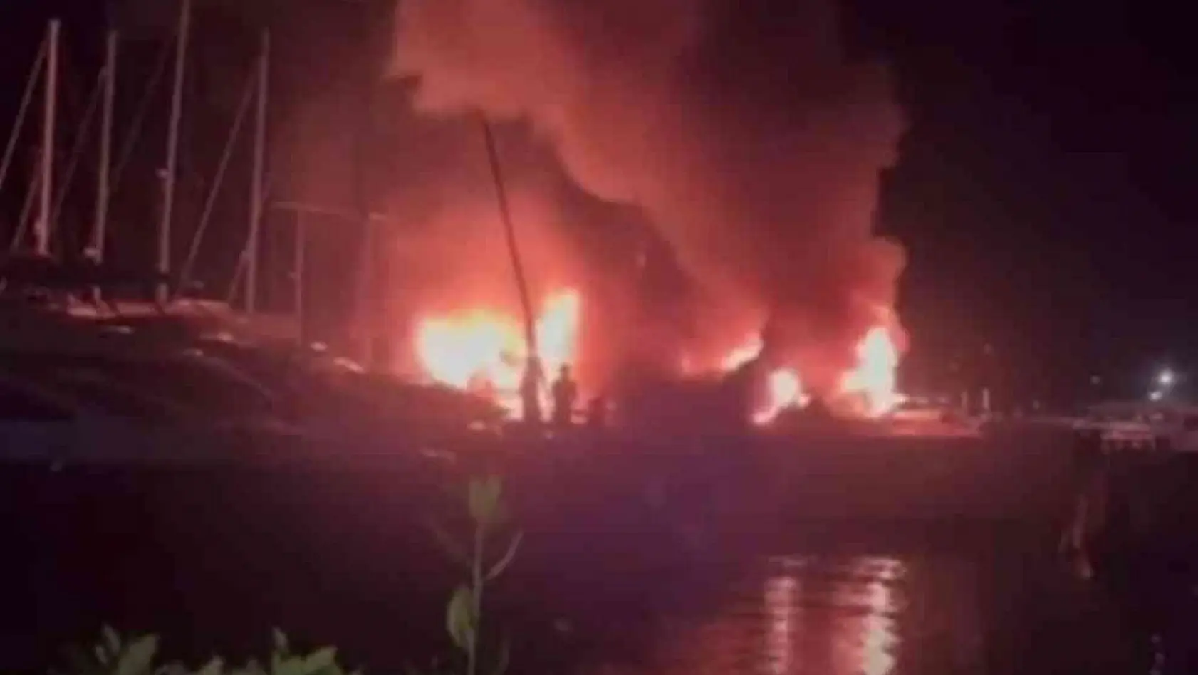 Fethiye'de lüks motoryat, alev alev yandı