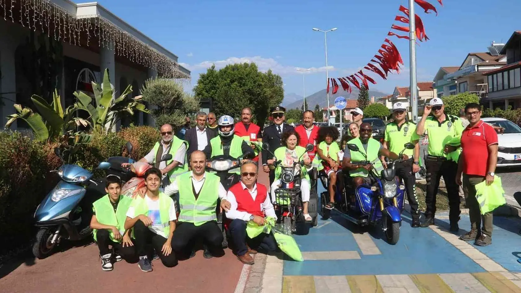 Fethiye'de motosiklet sürücülerine 'Reflektif Yelek' dağıtıldı