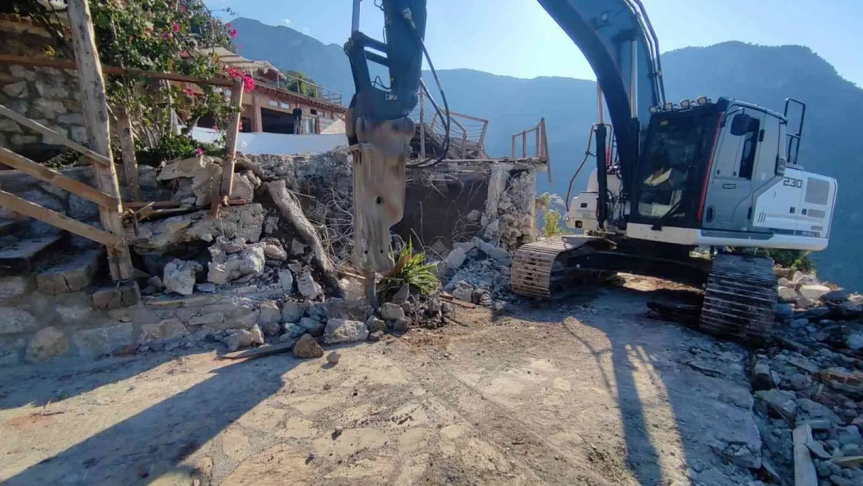 Fethiye'deki kaçak yapılar yıkıldı