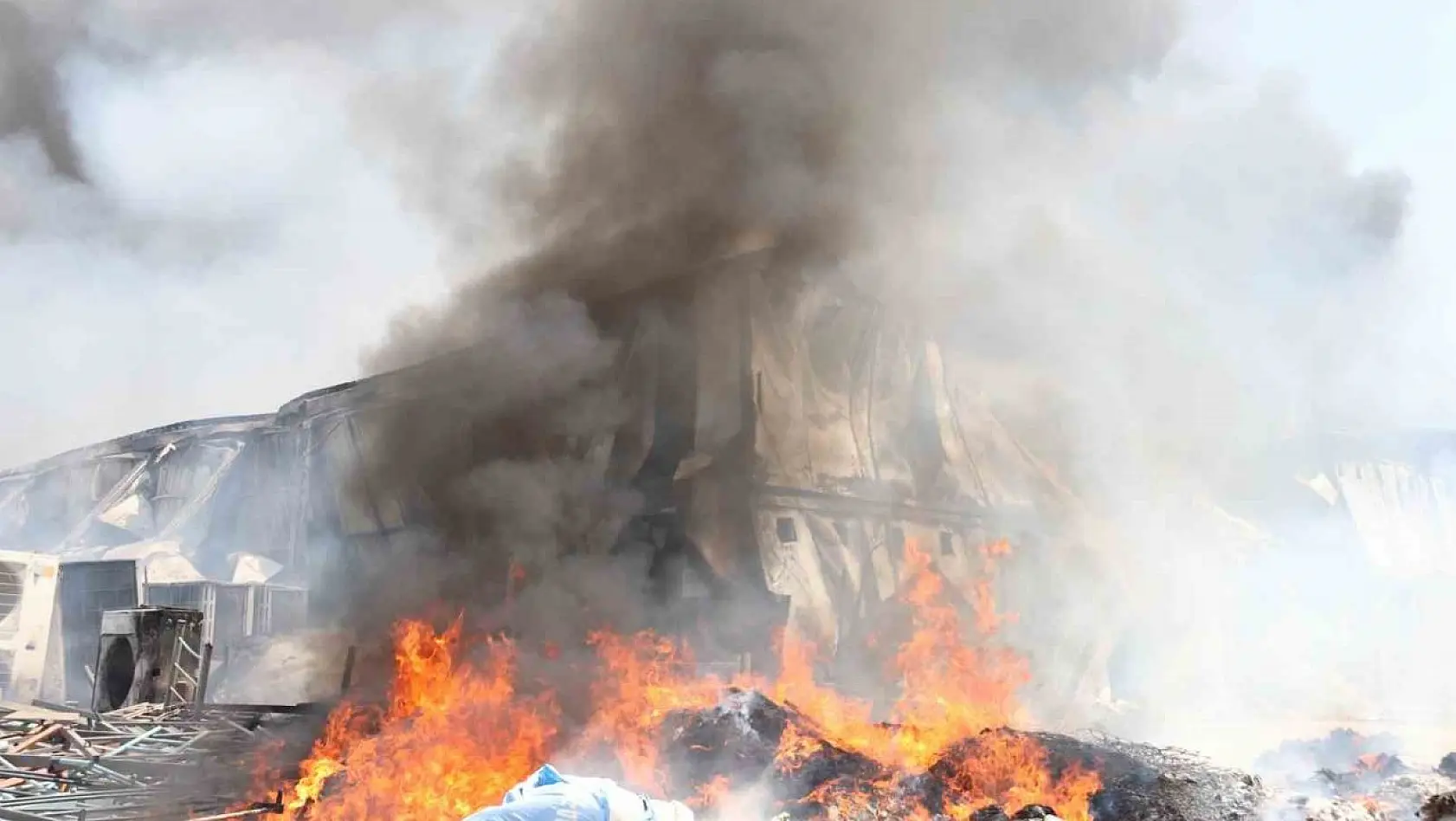 Fethiye'deki konteynır yangını söndürüldü