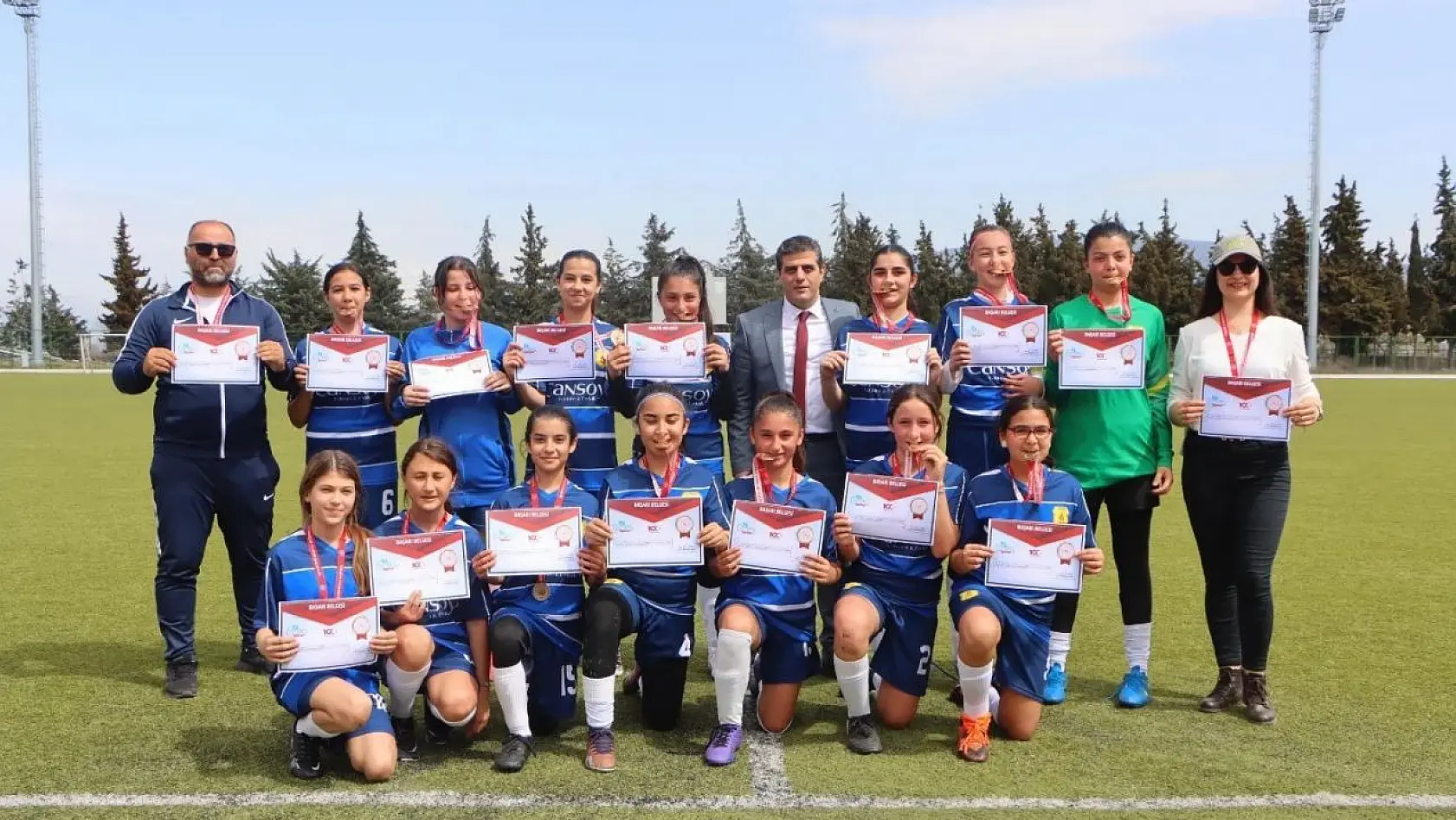 Fethiye'deki okulun kız futbol takımı tüm maçlarını kazandı
