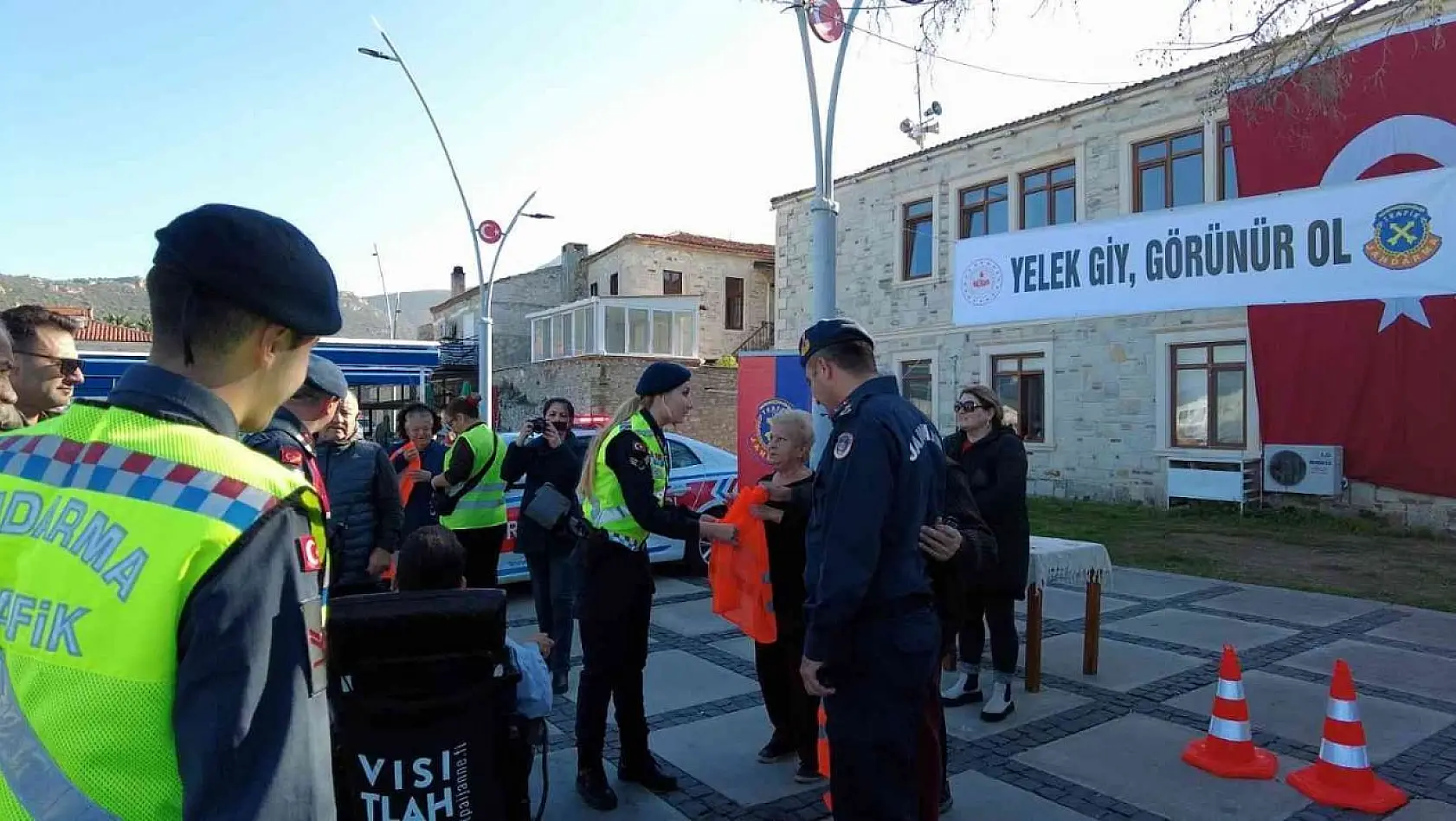 Foça Jandarma'dan sürücülere reflektif yelek dağıtımı