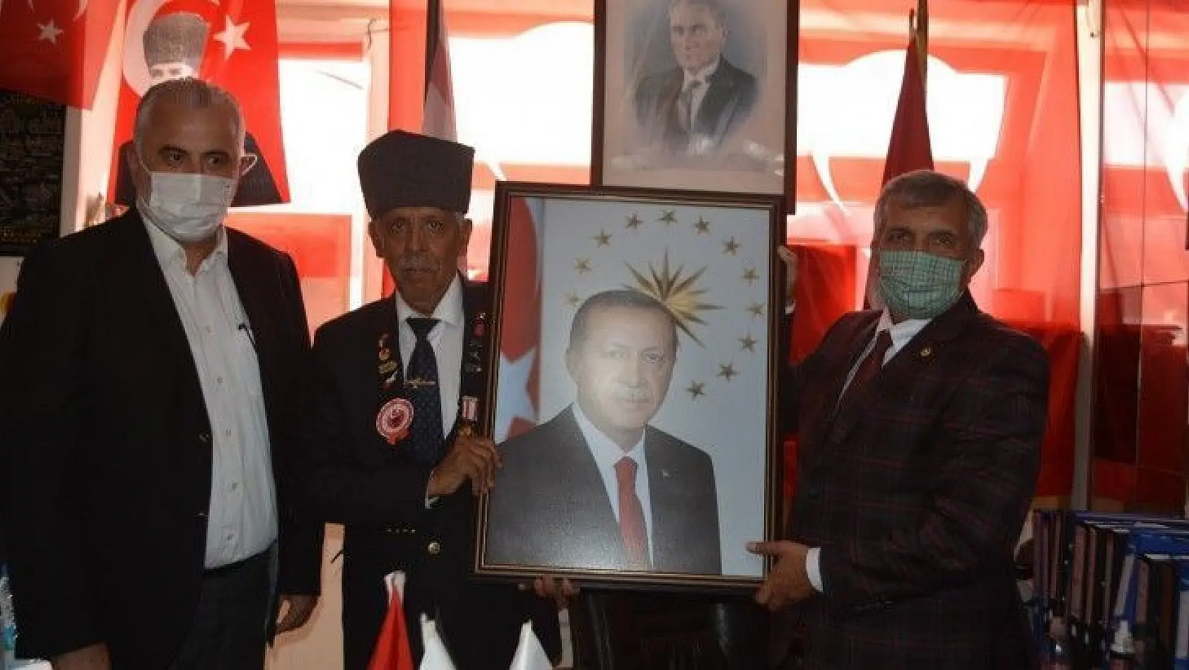 Gazilere Cumhurbaşkanı Erdoğan'ın portresini hediye etti