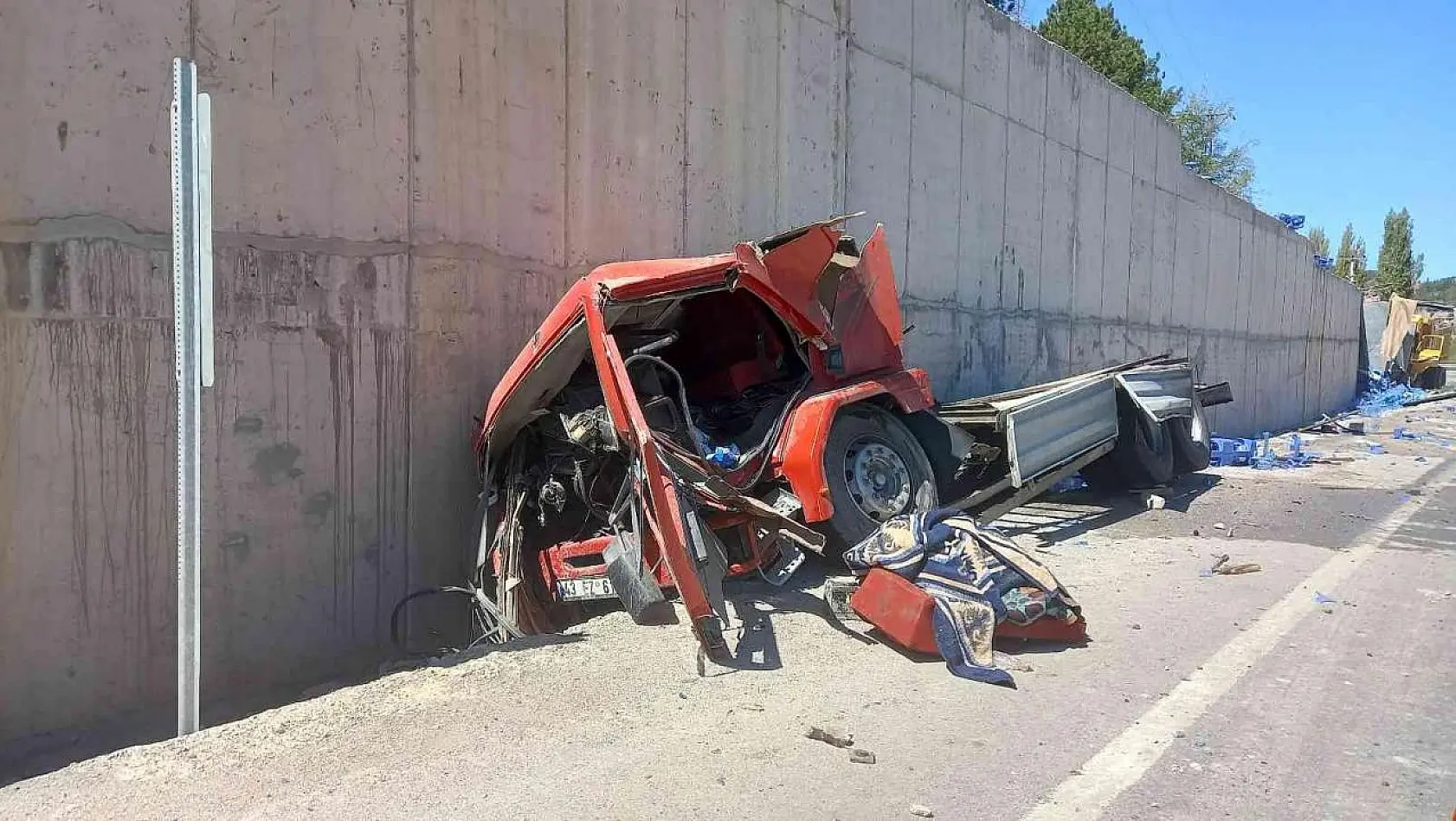 Gediz'de 3 aracın karıştığı trafik kazasında 2 kişi yaralandı