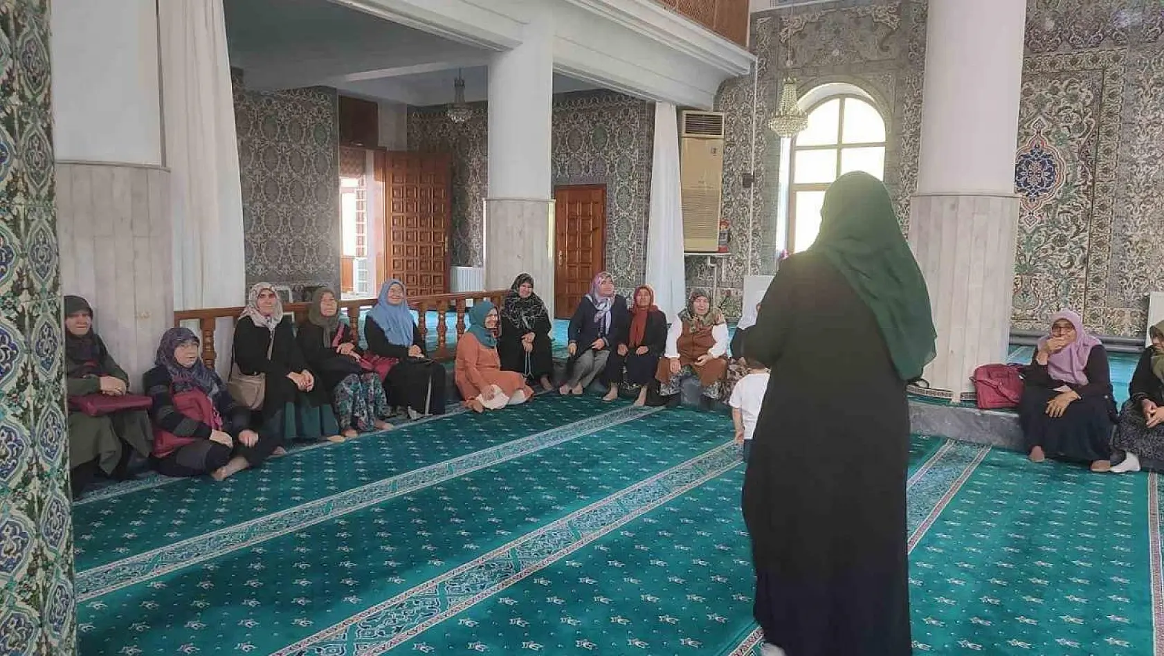 Gediz'de Umre'ye gidecek kadınlara seminer