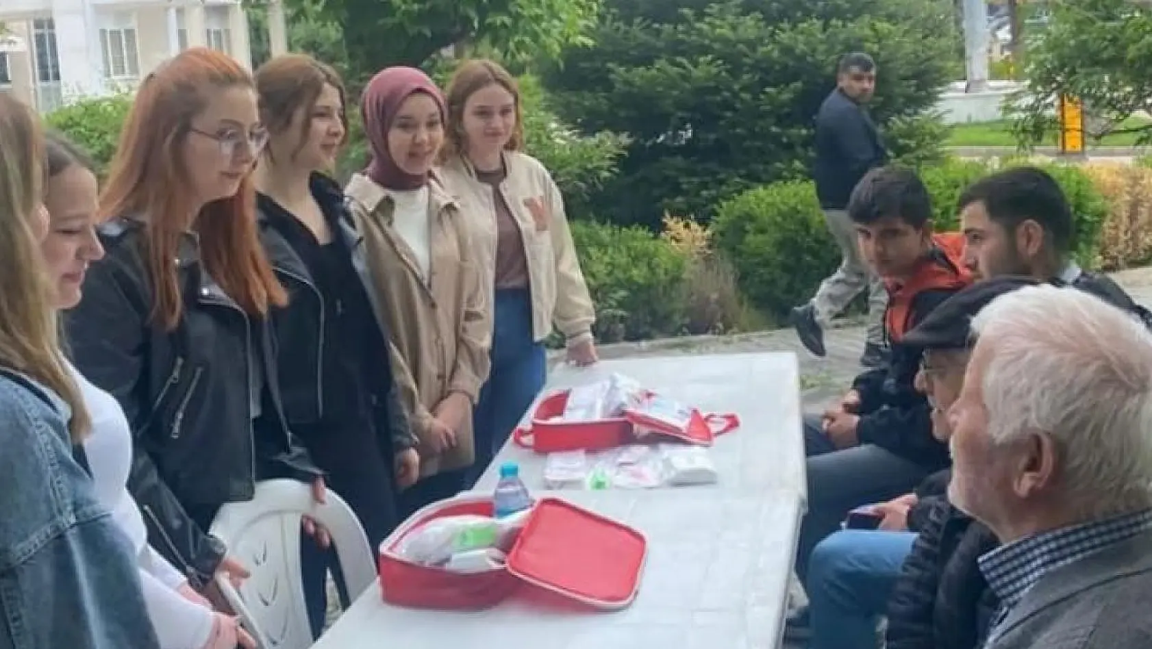 Gediz'de üniversite öğrencilerinden vatandaşa deprem çantası eğitimi