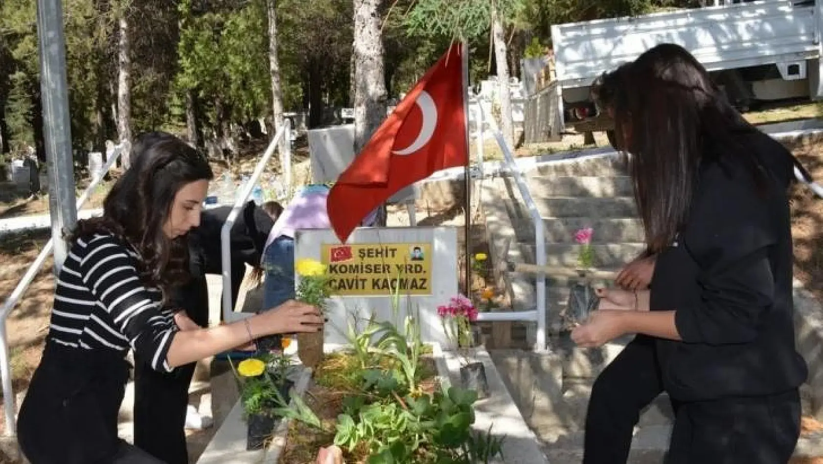 Gediz Sağlık Hizmetleri MYO'da, 'Mezarlıklarımızı çiçeklendiriyoruz' isimli proje