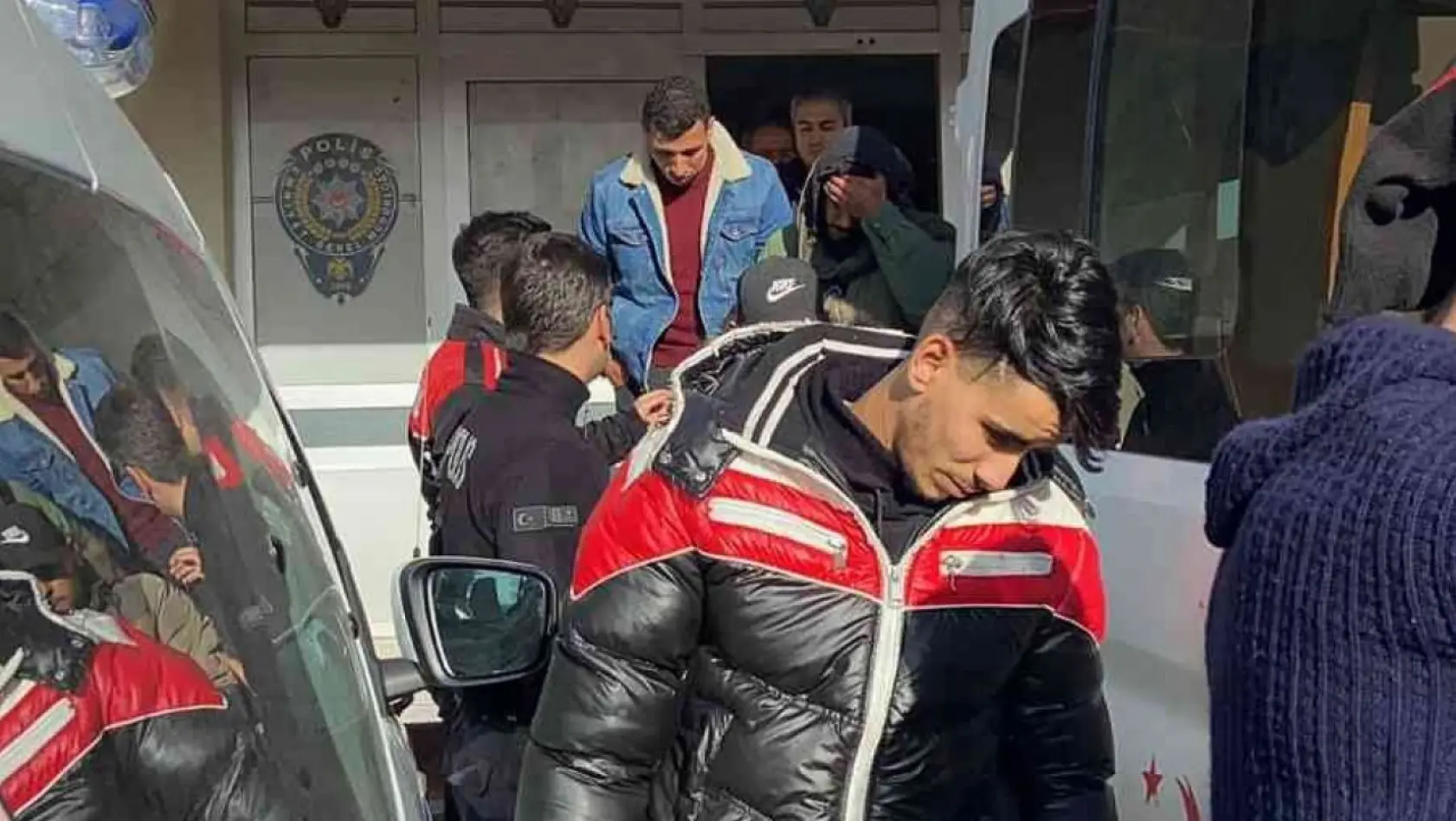 Gelibolu'da polis kimlik ve pasaportu bulunmayan 9 Filistin uyruklu kaçak göçmen yakaladı