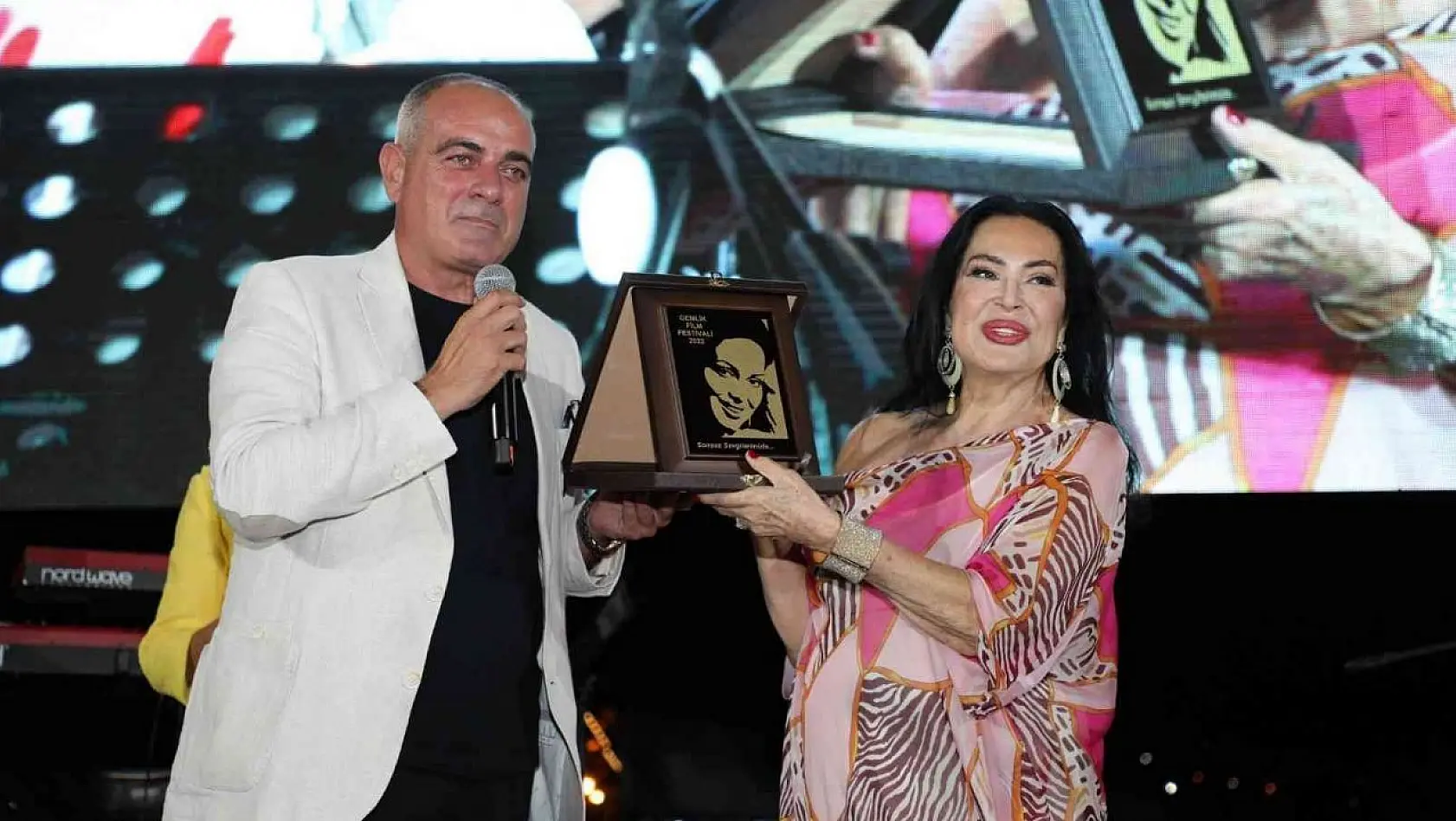Gemlik Film Festivali'nin açılışını Türkan Şoray yaptı