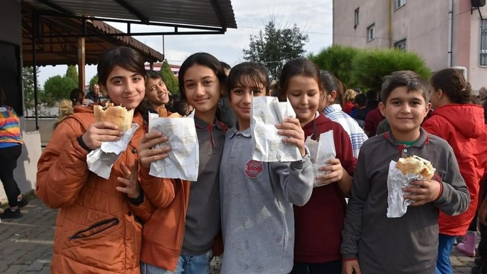 Germencik'te 700 öğrenciye balık ekmek dağıtıldı