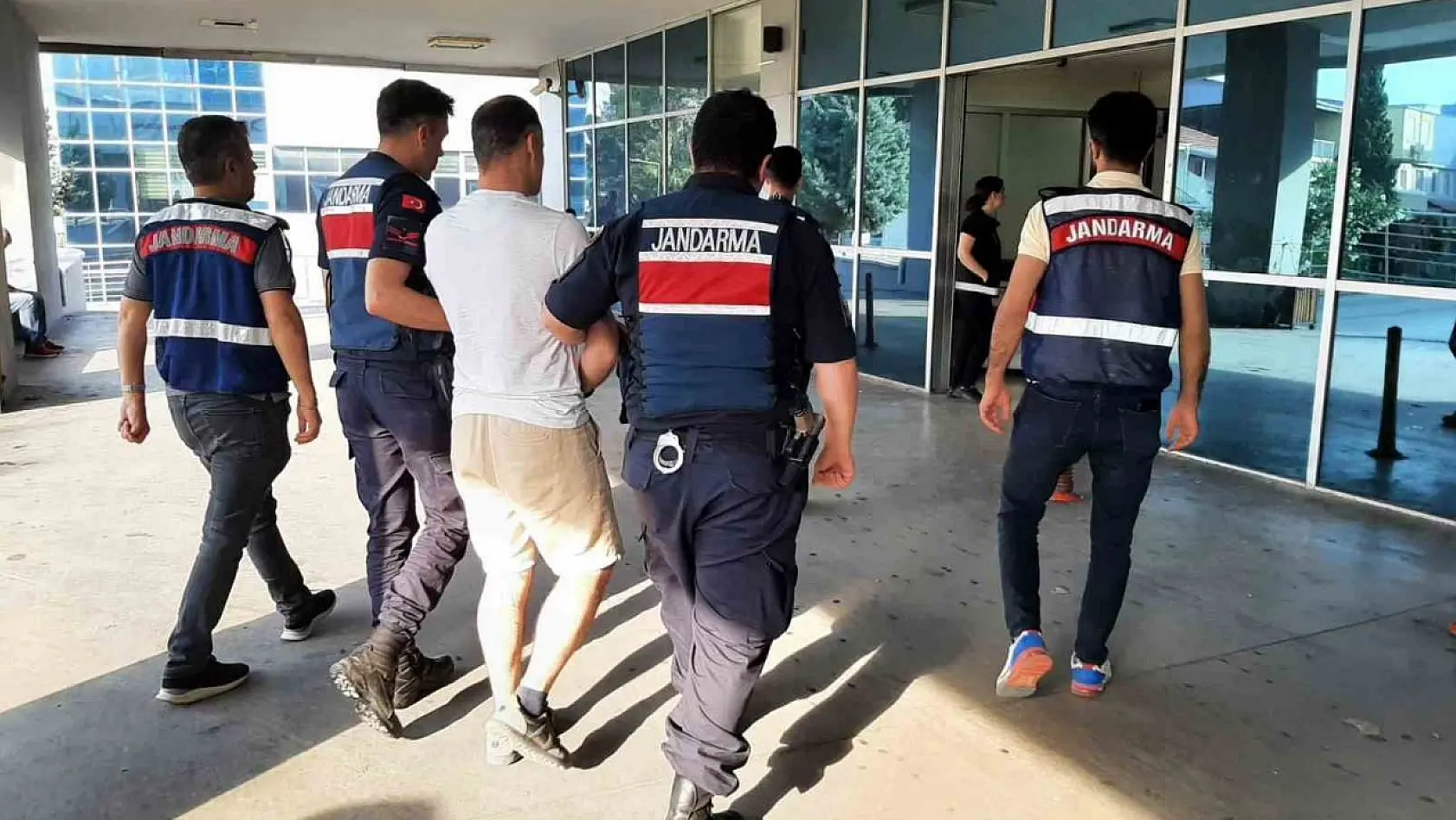 Göçmen kaçakçılarına İzmir merkezli operasyon: 17 gözaltı