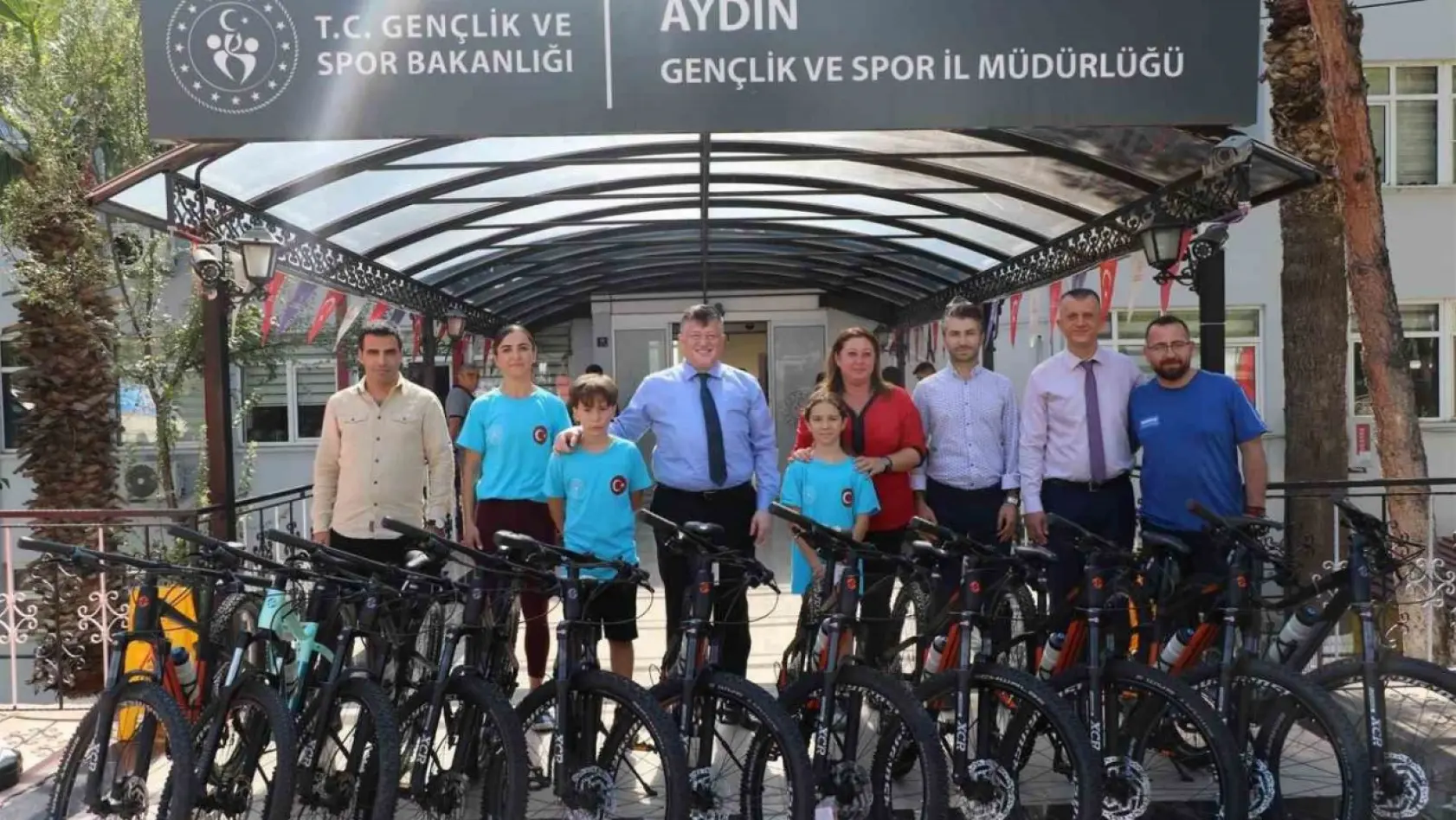 GSB Spor Okulları, genç bisikletçilere yeni ekipmanlarla destek oluyor