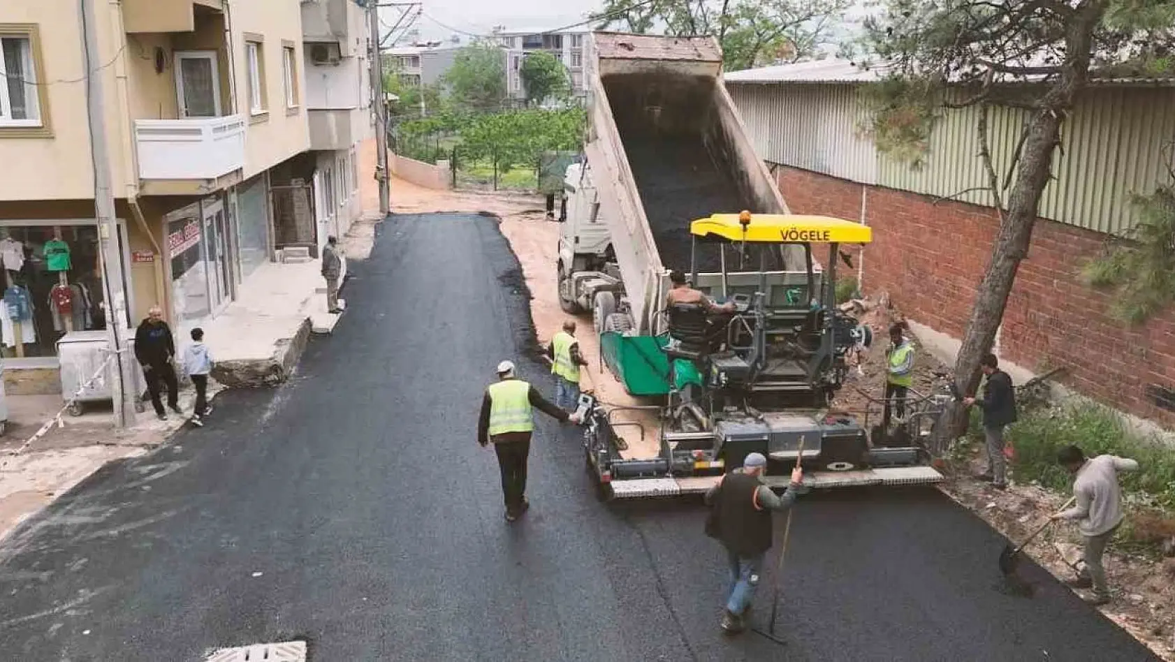 Gürsu'da 36 saatte sokağın asfaltı yenilendi