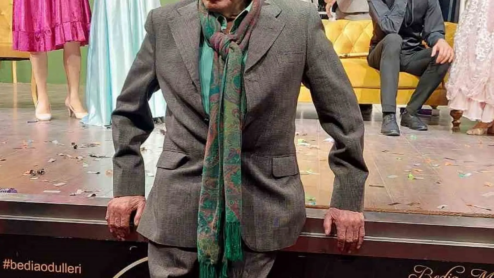 Haldun Dormen'e sahnede 95. yaş sürprizi