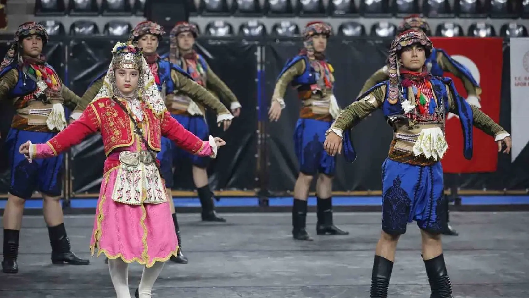 Halk oyunlarında Anadolu'nun renkleri Denizli'de buluşuyor
