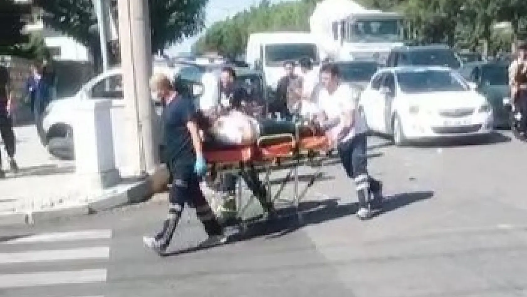 Hasta taşıyan ambulansla hafif ticari araç çarpıştı 4 yaralı