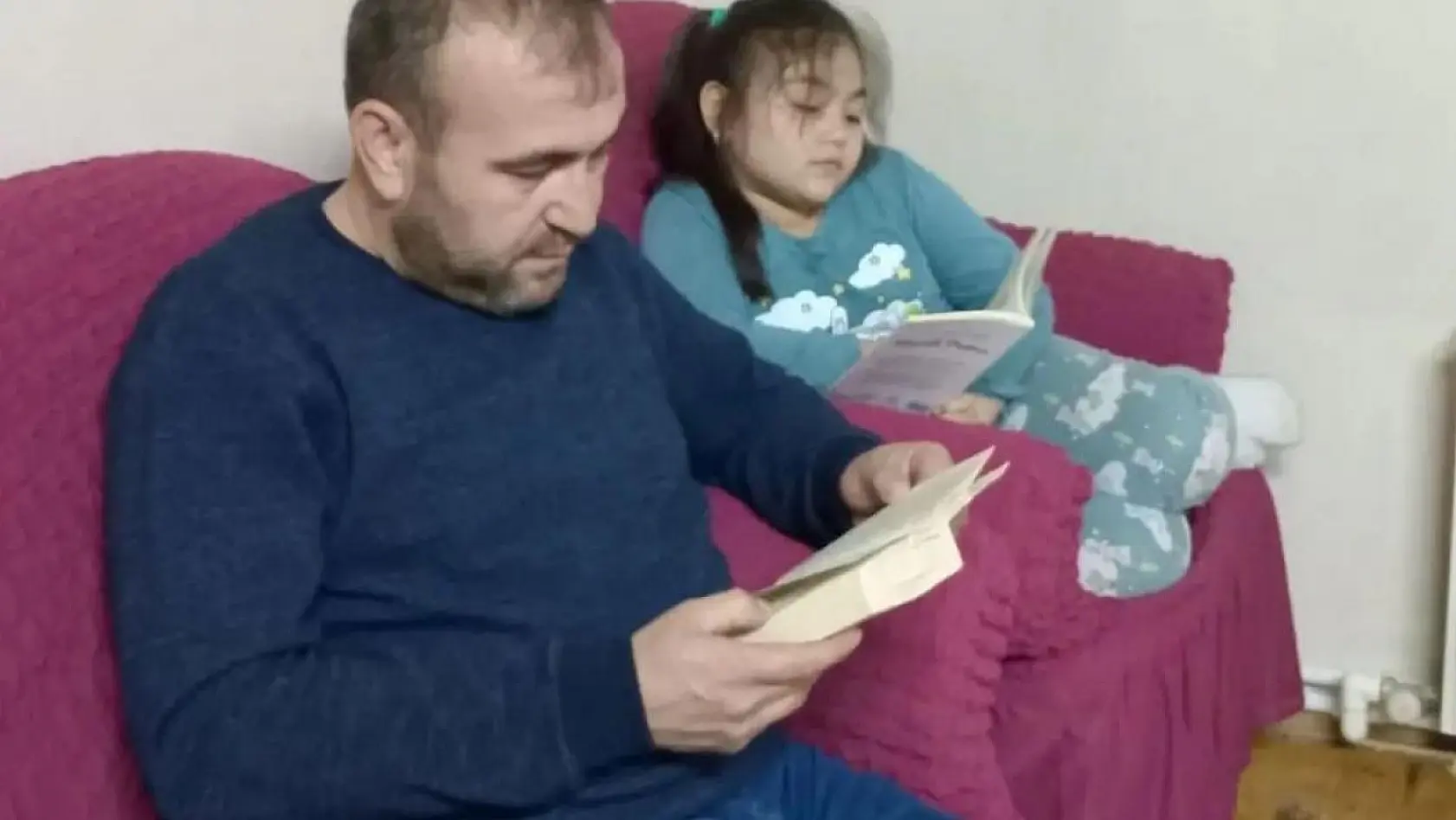 Hisarcık Atatürk İlkokulu öğrencileri aileleriyle kitap okuyor