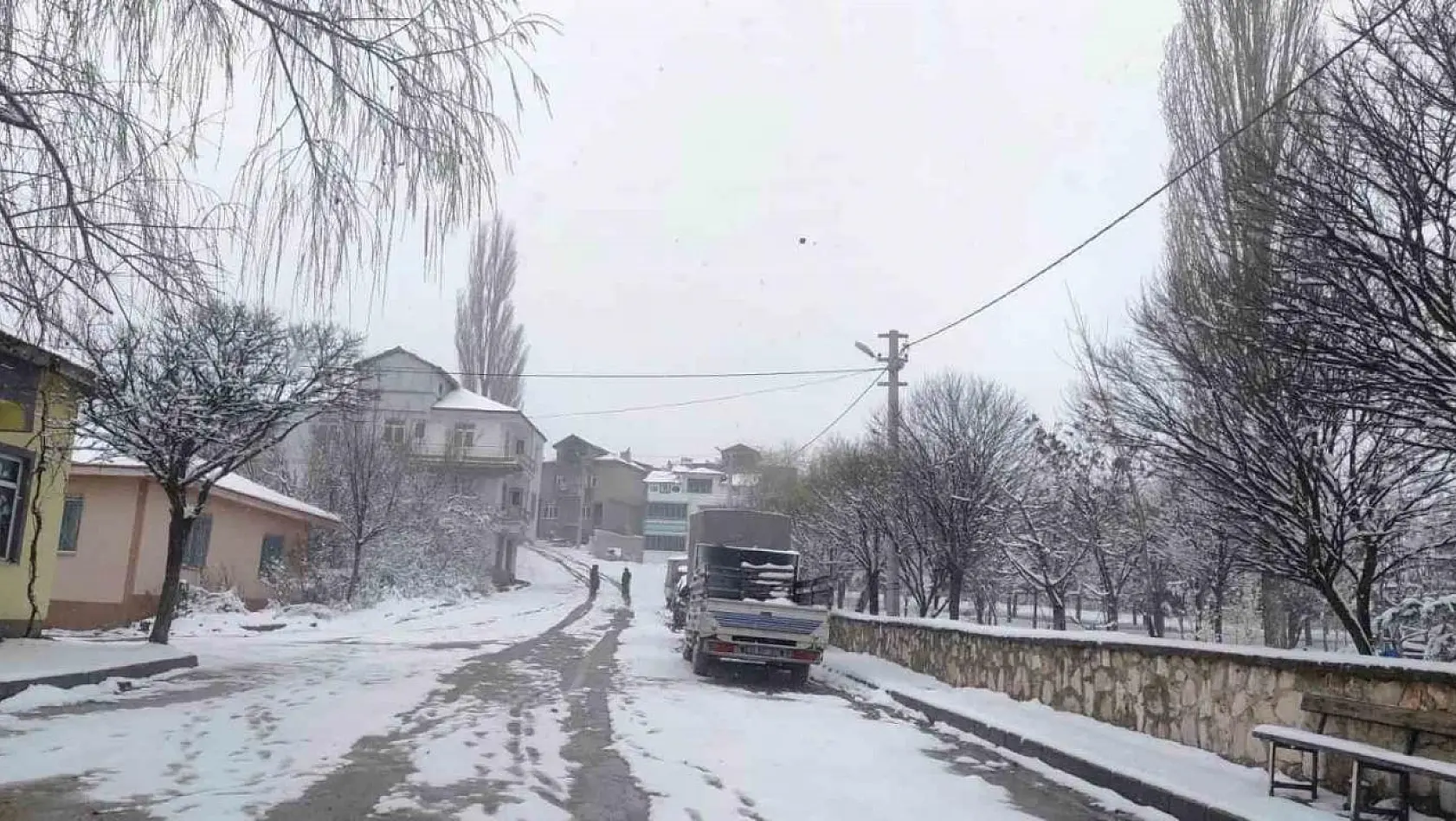 Hisarcık Karbasan köyünde kar kalınlığı 10 santimetreyi aştı