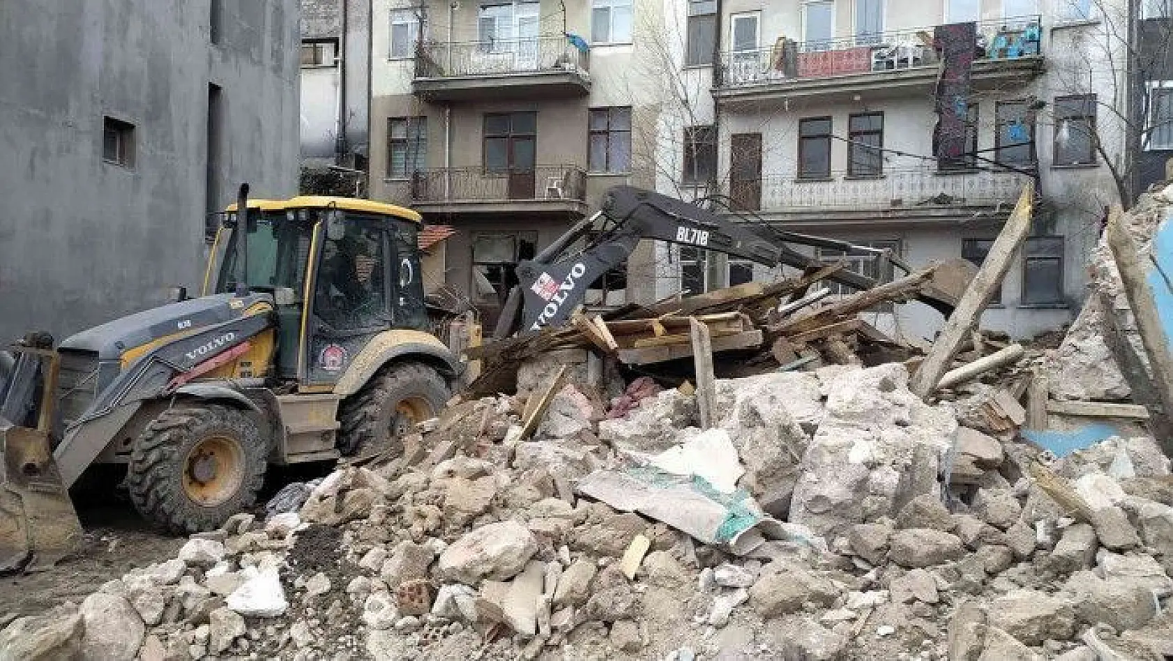 Hisarcık'ta 8 metruk bina yıkıldı