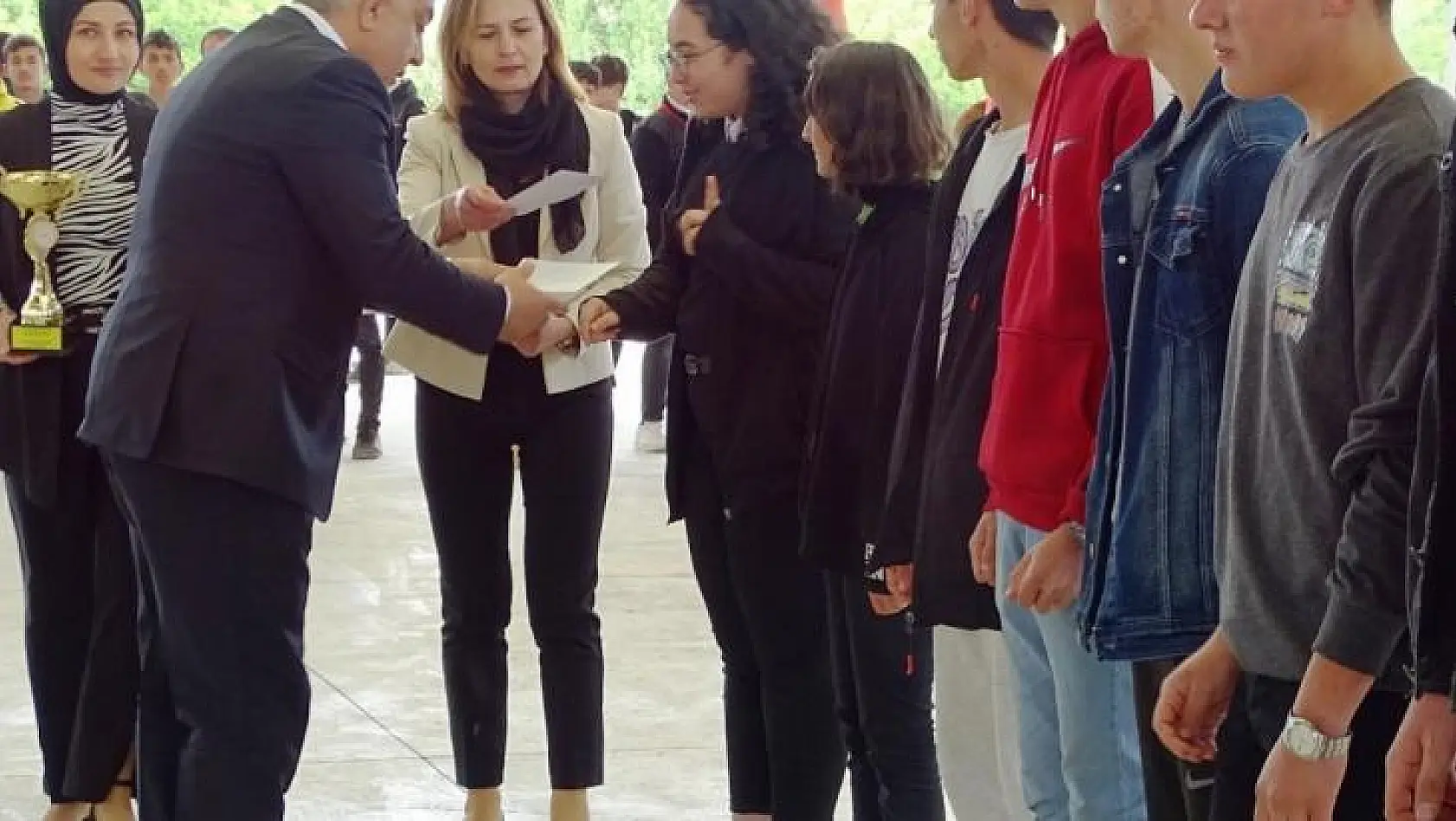 Hisarcık'ta dereceye giren öğrenciler ödüllendirildi