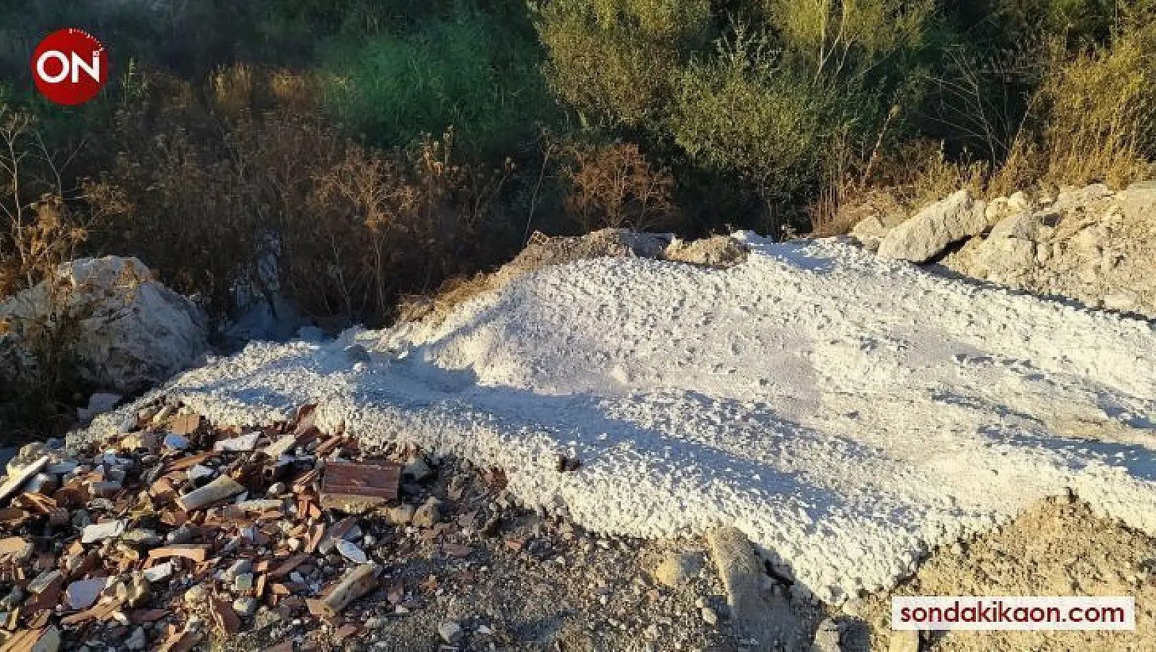Hisarcık'ta inşaat artığı hazır betonlar çevreyi kirletiyor