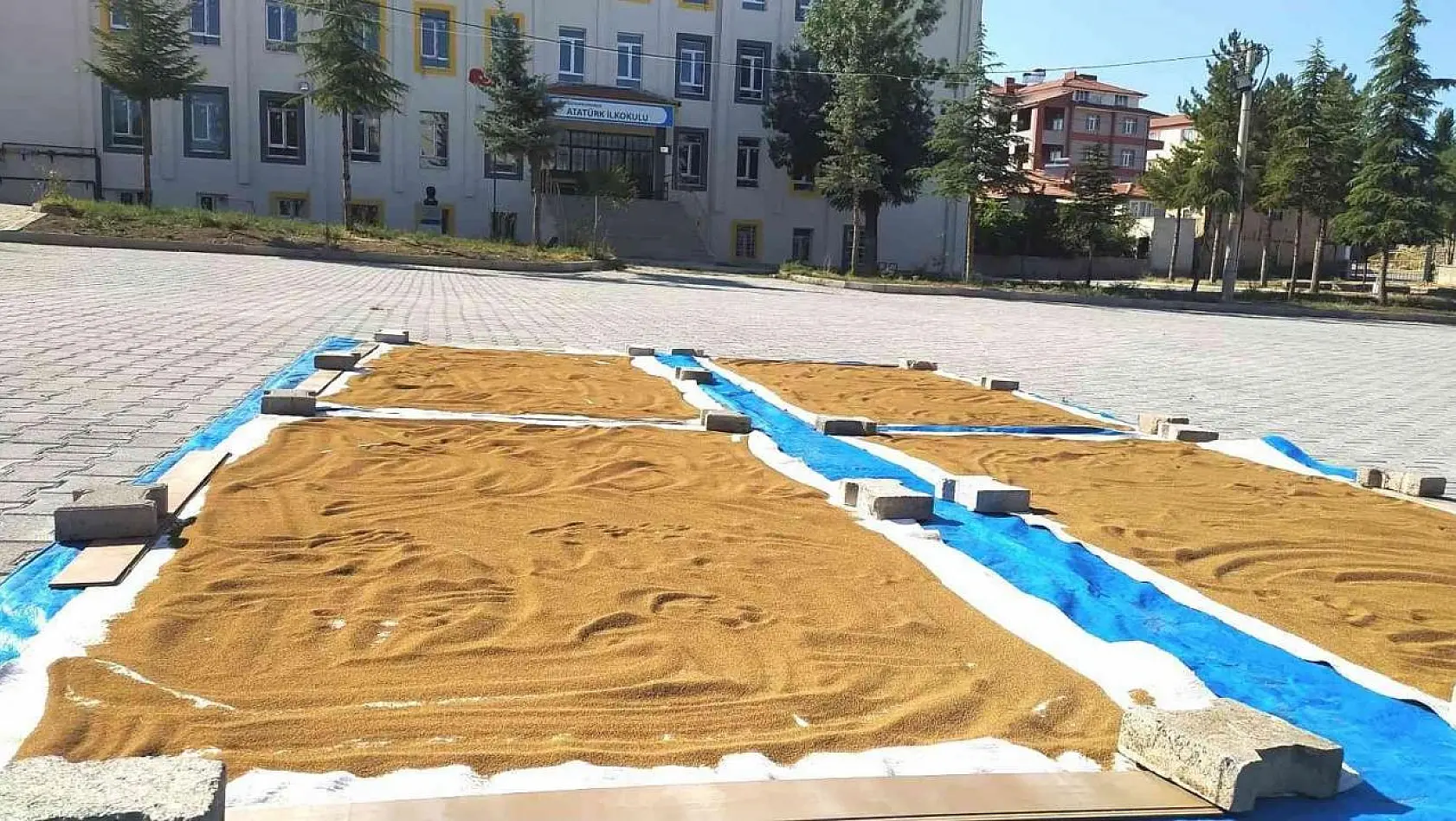 Hisarcık'ta şifa deposu haşhaş tohumları yıkanıp güneşte kurutuluyor