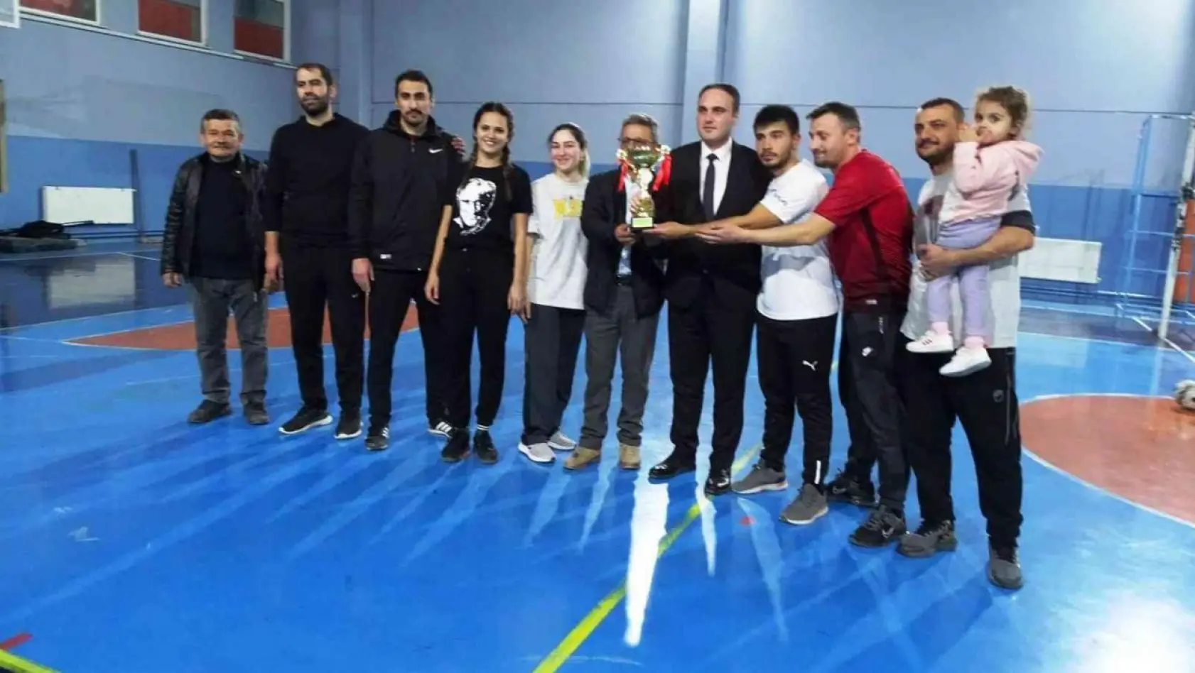 Hisarcık'taki voleybol turnuvasının şampiyonu Şehitler Ortaokulu oldu