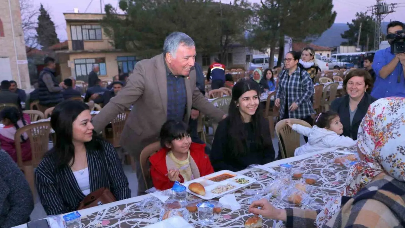 Honaz Belediyesi'nin Kocabaş'ta kurduğu ilk iftar sofrası binleri buluşturdu