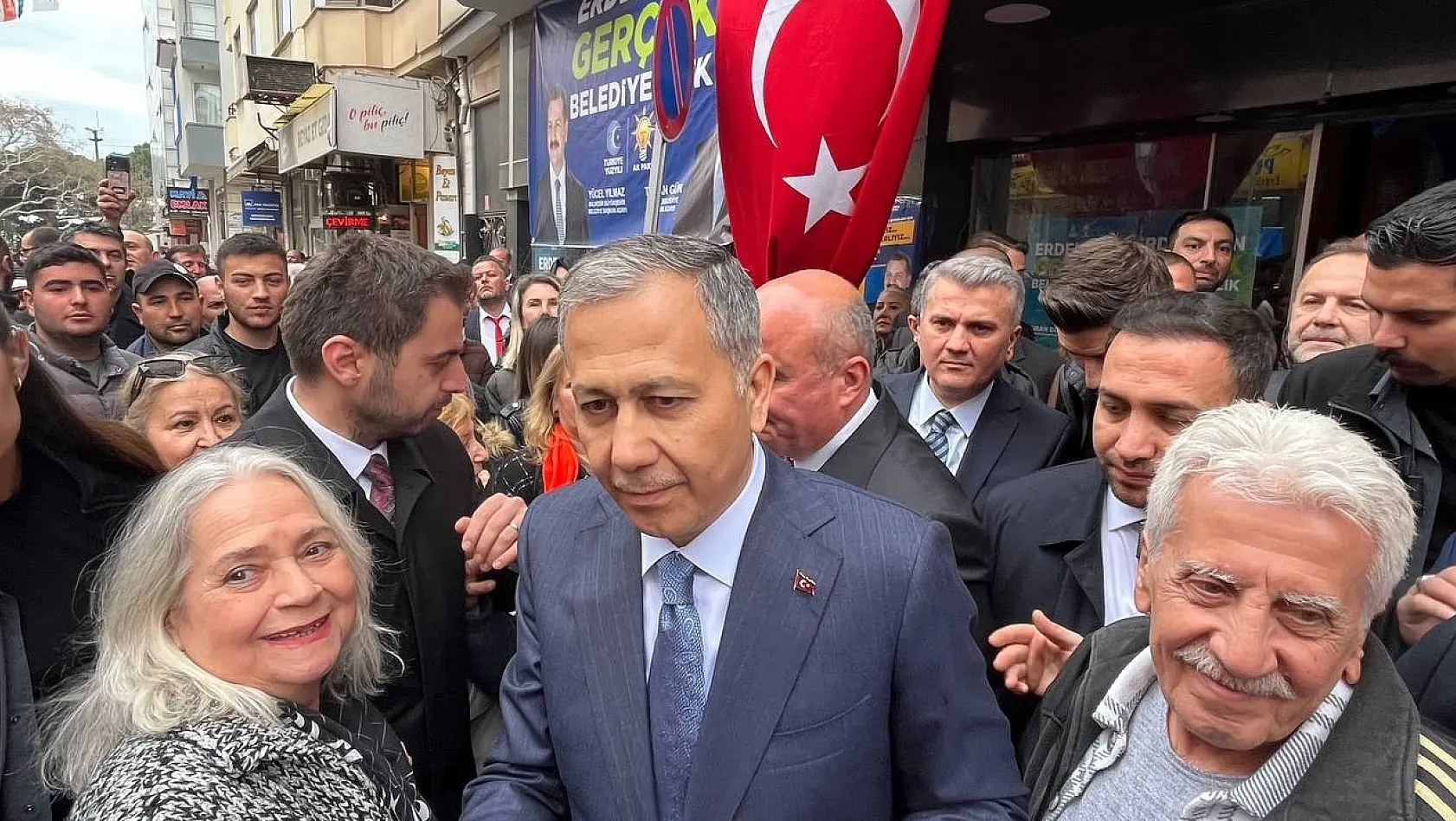İçişleri Bakanı Ali Yerlikaya Erdek'te AK Parti Seçim Ofisi açılışına katıldı