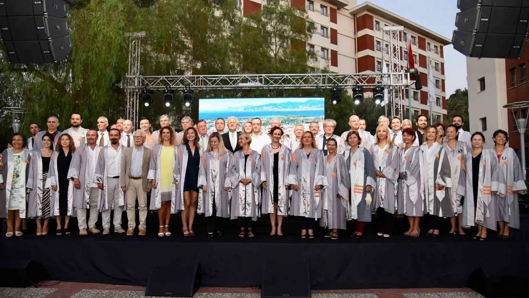 İEÜ Tıp Fakültesinin gurur gecesi: 59 akademisyen cübbelerini giydi