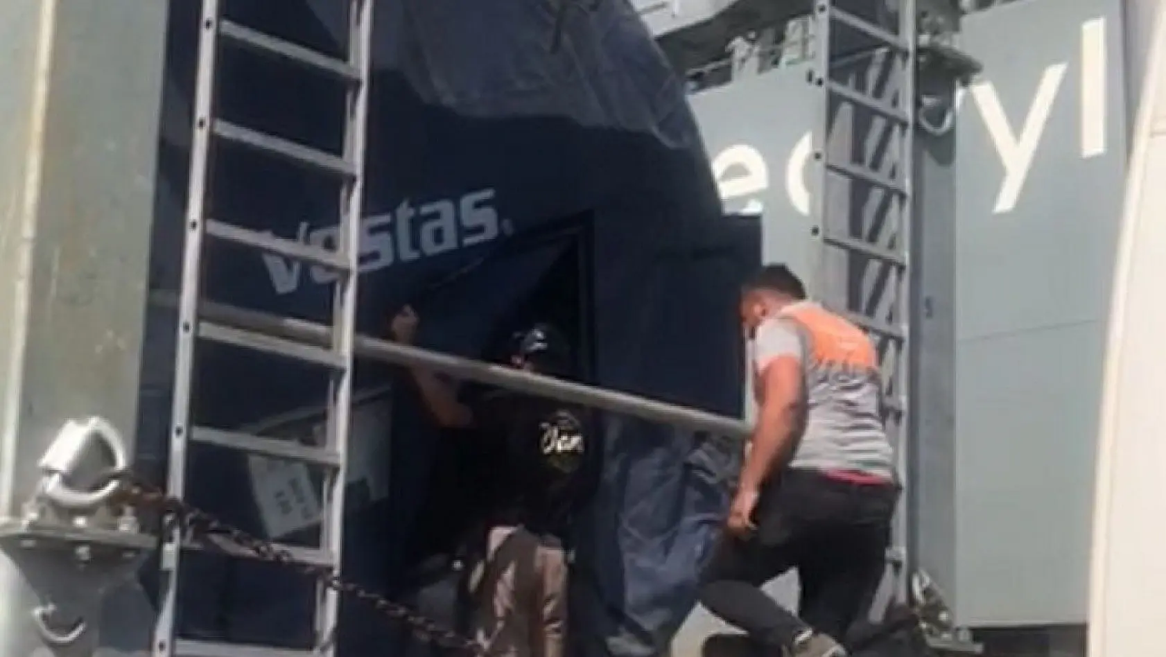İhracat için limanda bekletilen rüzgar türbininin kanadına saklanan 4 mülteci yakalandı
