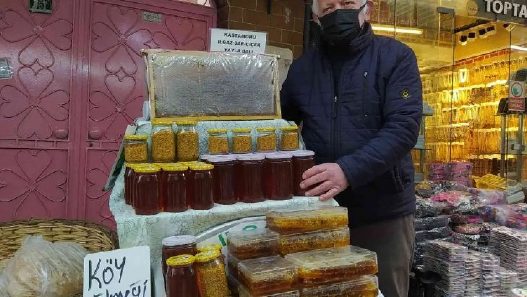 Ilgaz'ların balını Uludağ'ın eteklerinde satıyor