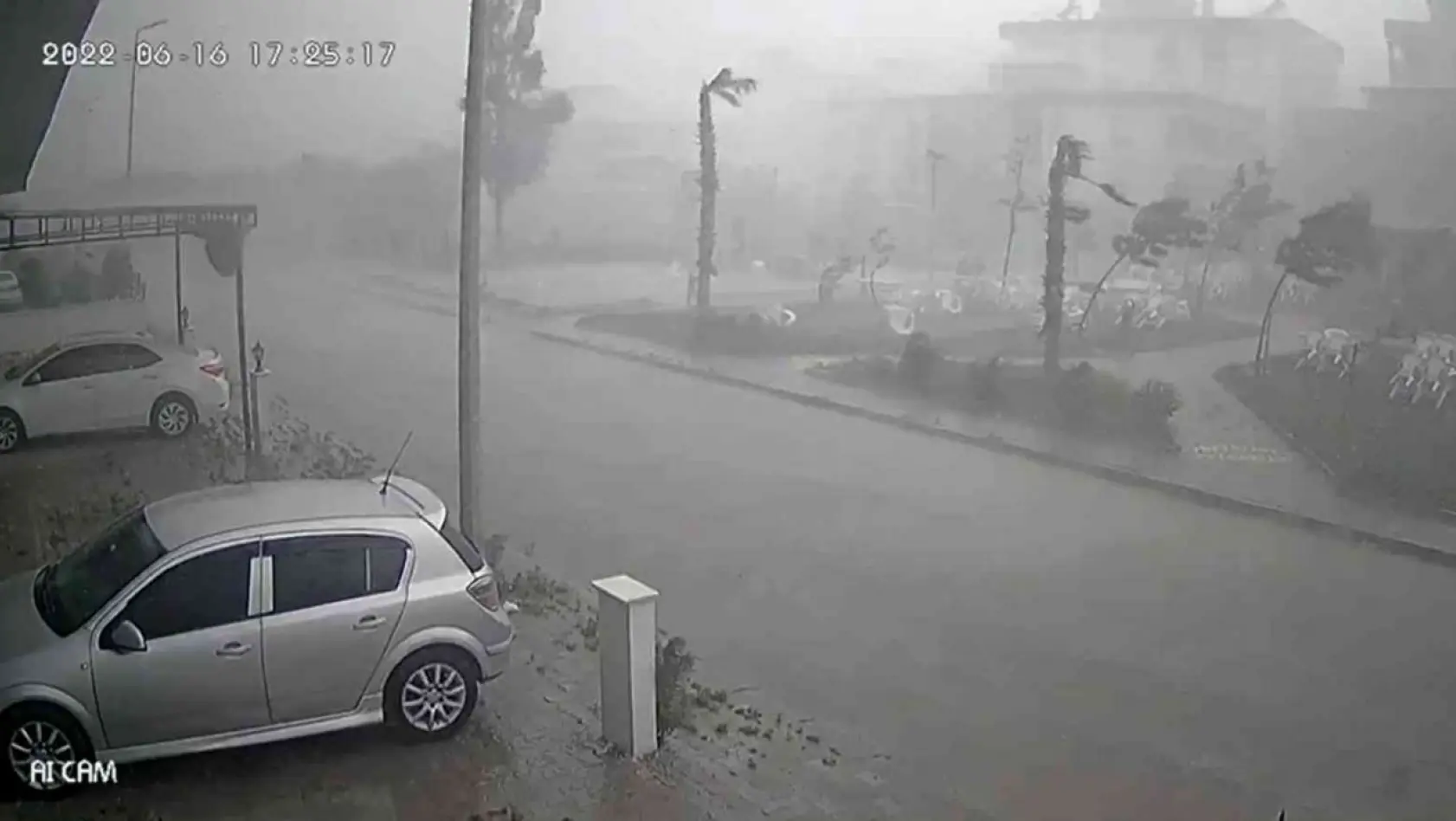 İncirliova'daki fırtınanın gücü güvenlik kamerasına yansıdı