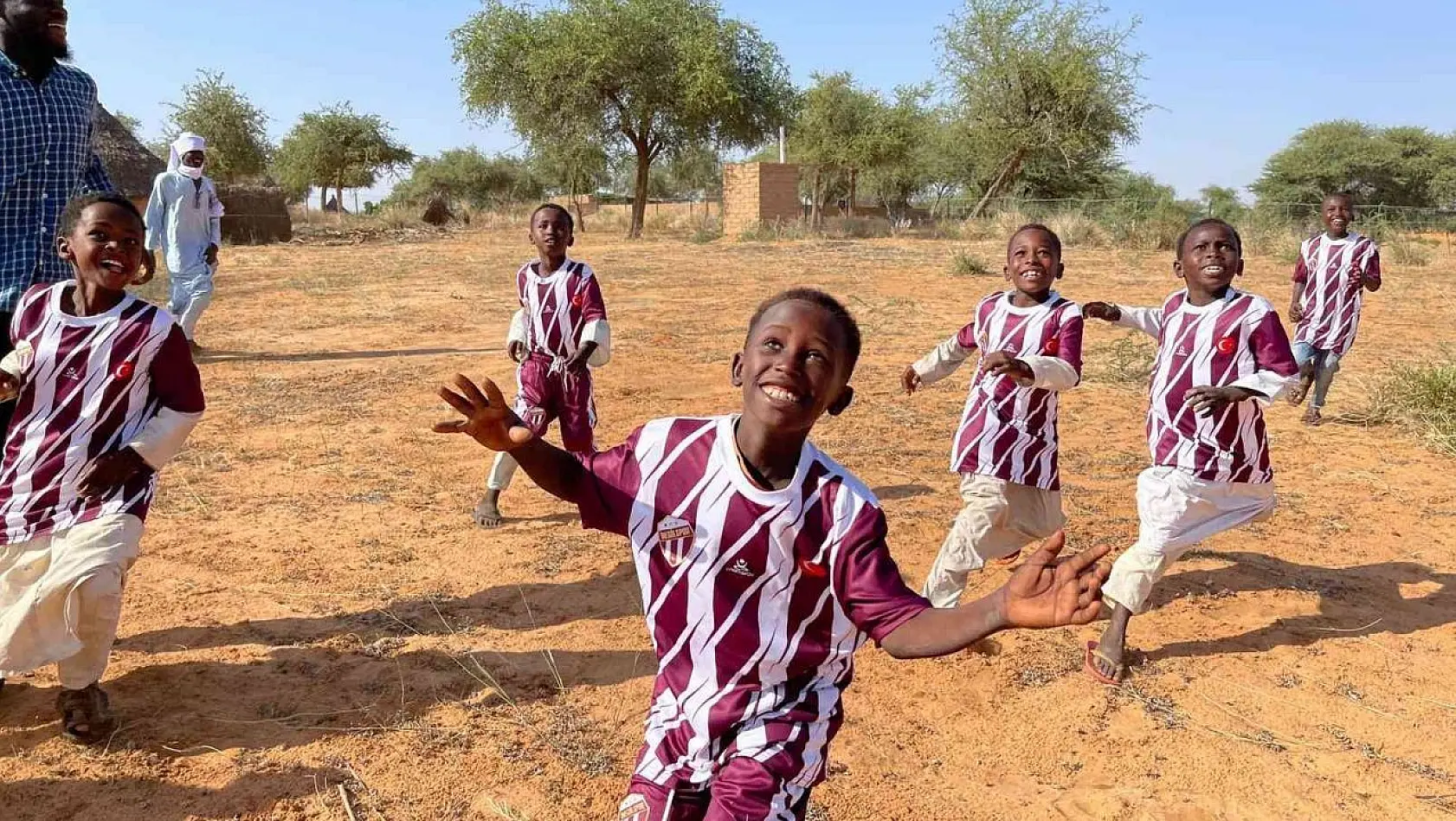 İnegölspor'dan Sudanlı çocuklara jest