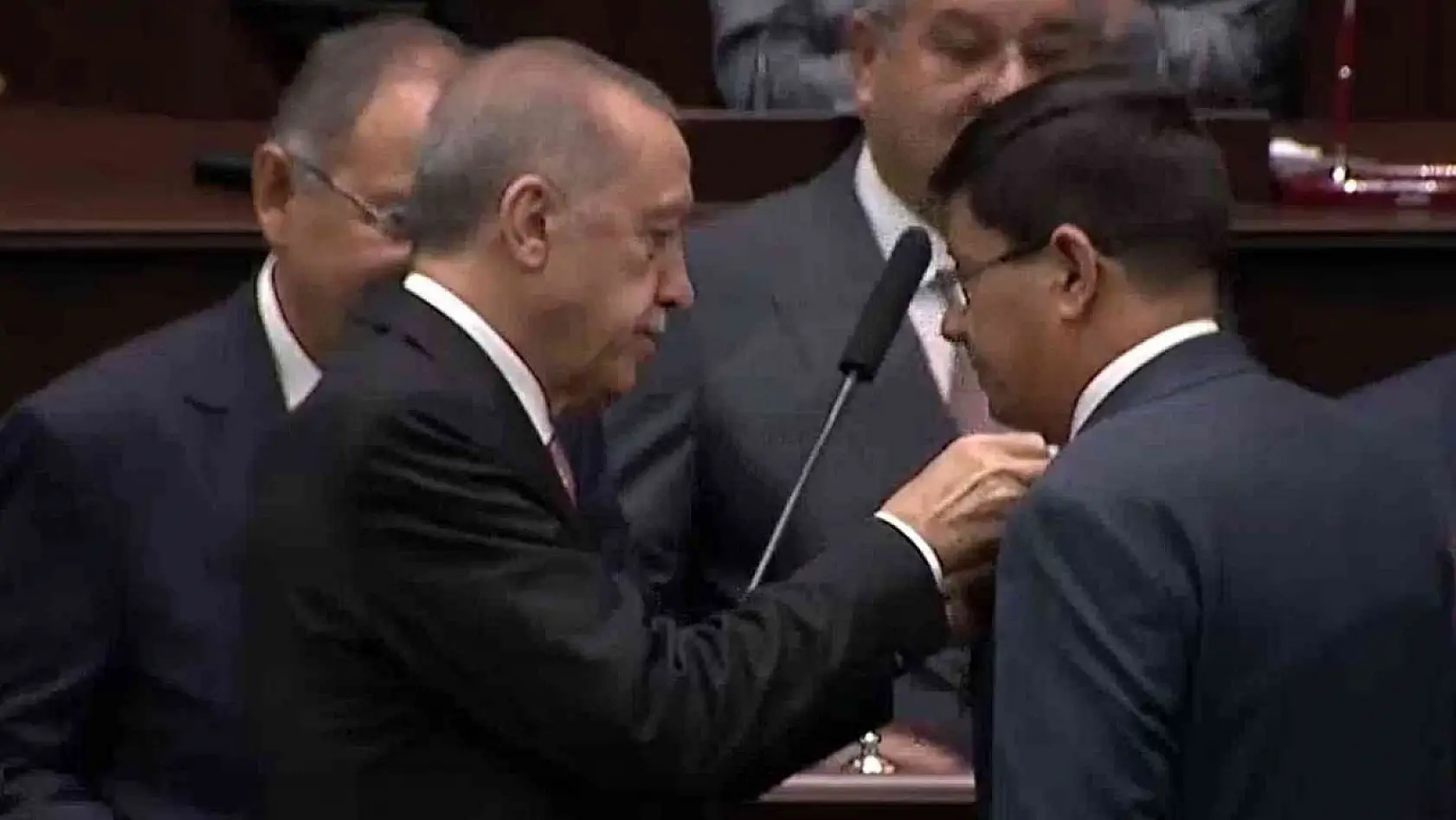 İYİ Parti'den AK Parti'ye geçen Özcan'a rozetini Cumhurbaşkanı Erdoğan taktı