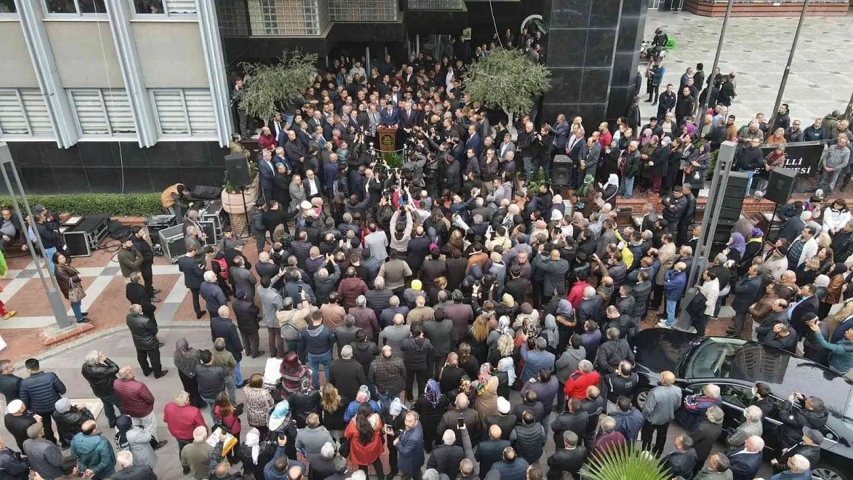 İYİ Parti'den AK Parti'ye geçen Başkan Özcan'a görkemli karşılama