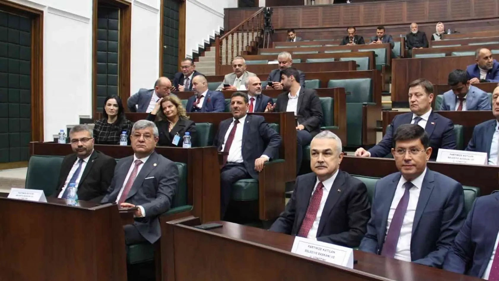 İYİ Partili Başkan Özcan, AK Parti saflarında