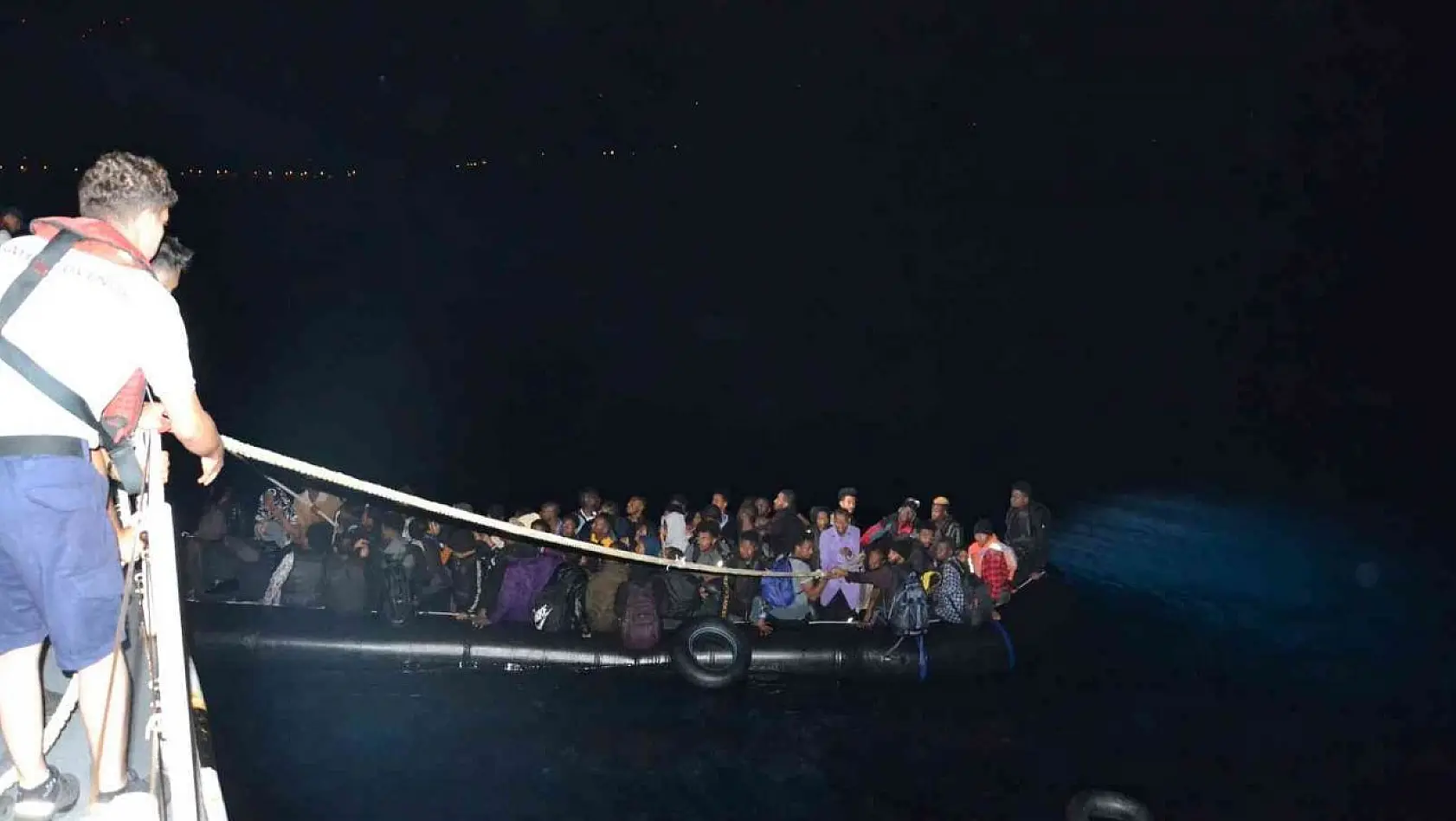 İzmir açıklarında 23 düzensiz göçmen yakalandı, 67 göçmen kurtarıldı