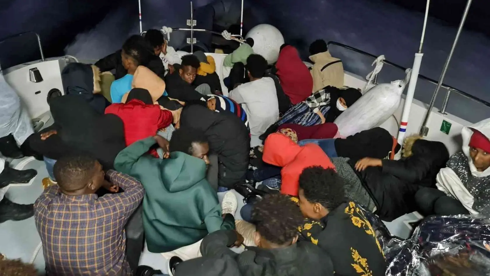 İzmir açıklarında 56 düzensiz göçmen kurtarıldı, 30 göçmen yakalandı