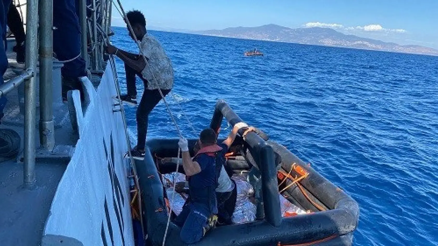 İzmir açıklarında 66 göçmen kurtarıldı, 37 göçmen yakalandı