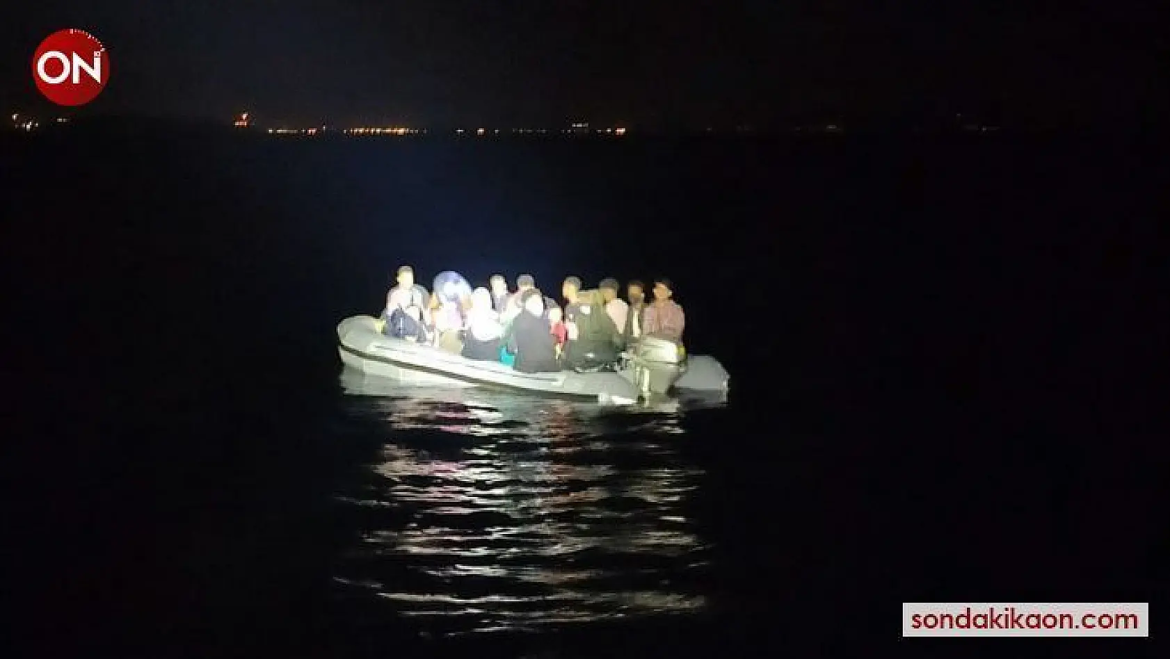 İzmir açıklarında lastik bottaki 23 göçmen kurtarıldı