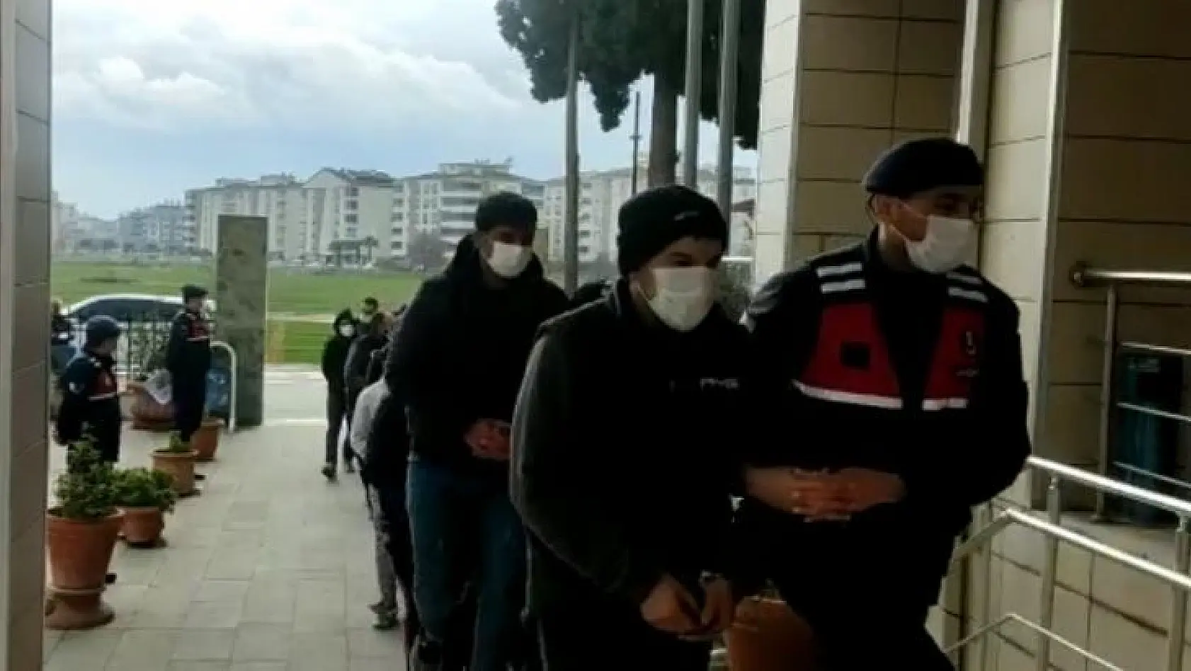 İzmir'de 12 hırsızlık şüphelisinden 6'sı tutuklandı