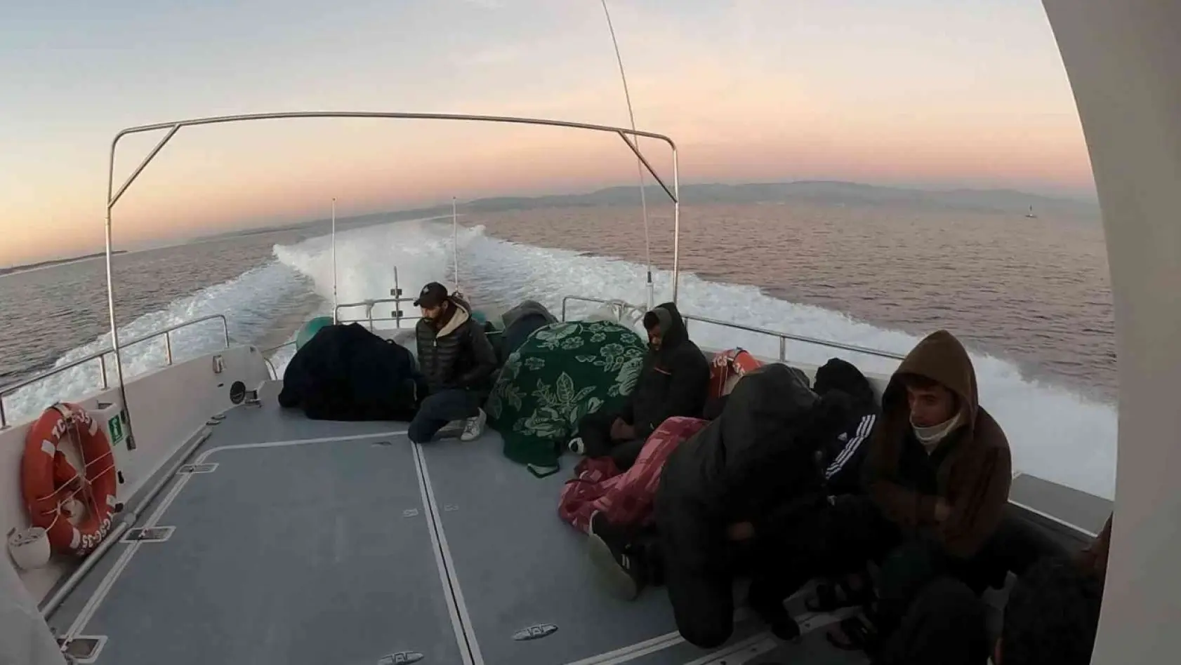 İzmir'de 17 göçmen kurtarıldı