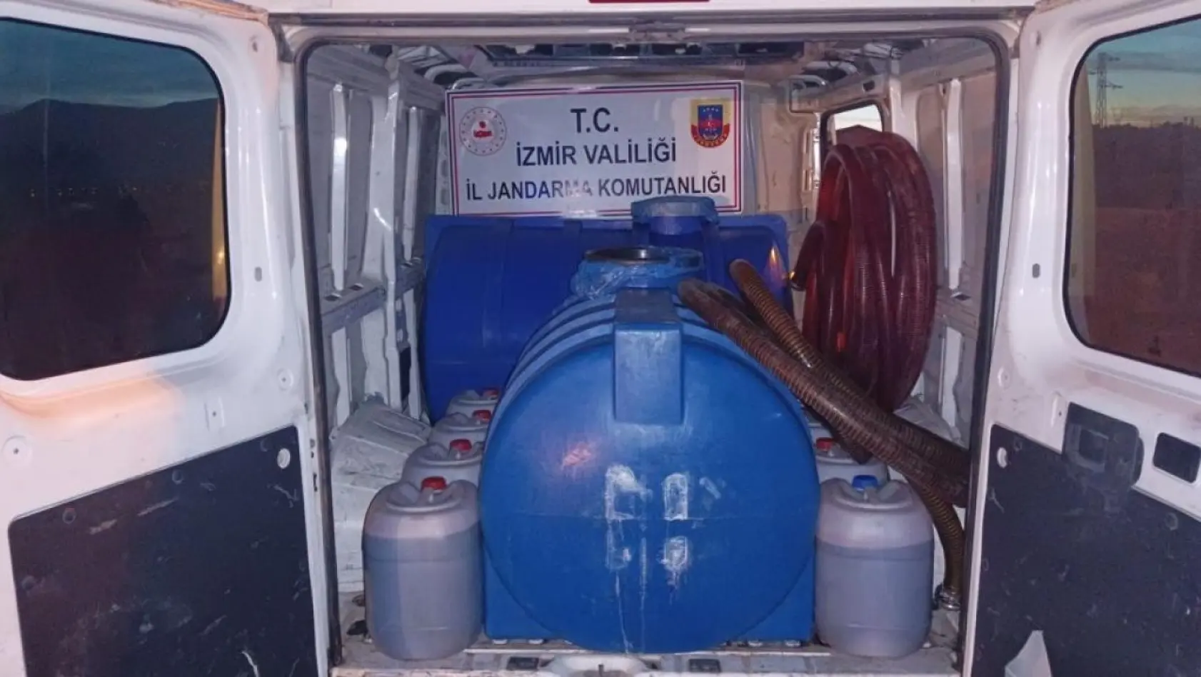 İzmir'de 2 bin 300 litre bandrolsüz içki ele geçirildi