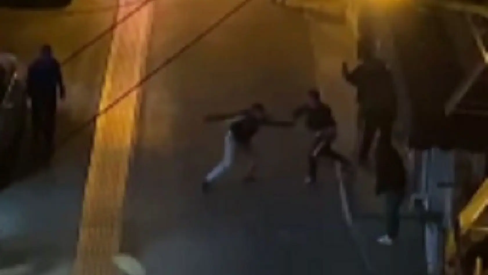İzmir'de 2 kişinin yaralandığı sokak ortasındaki bıçaklı kavga kamerada