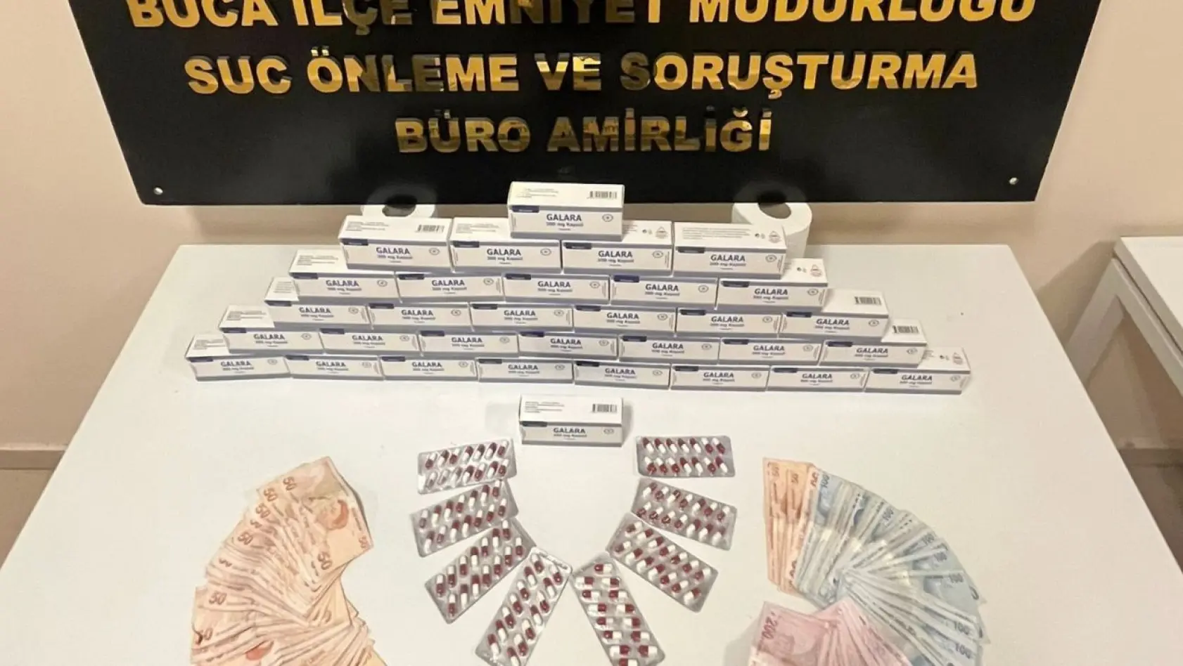 İzmir'de 2 uyuşturucu satıcısı polisten kaçamadı