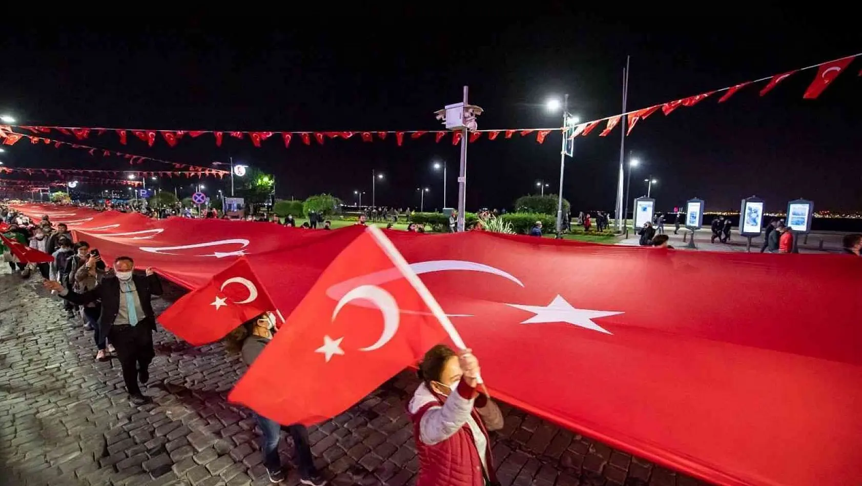 İzmir'de 3 gün 3 gece 99. yıl kutlaması