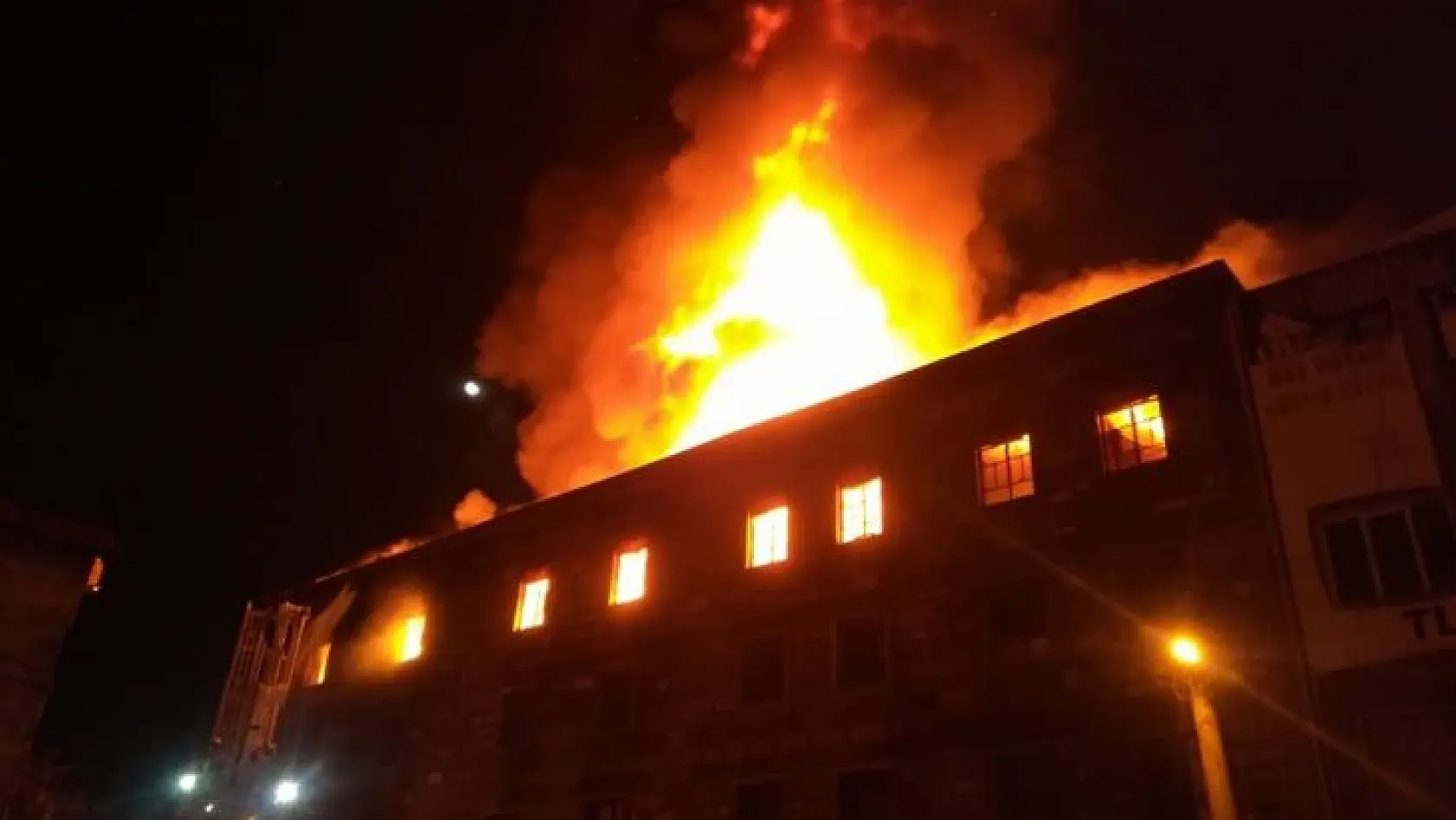 İzmir'de 4 katlı tekstil atölyesinde korkutan yangın