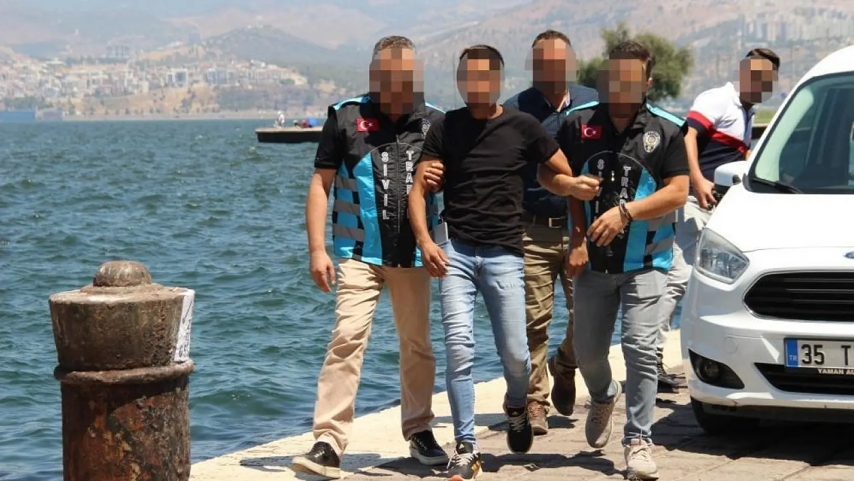 İzmir'de 65 korsan otoparkçı yakalandı